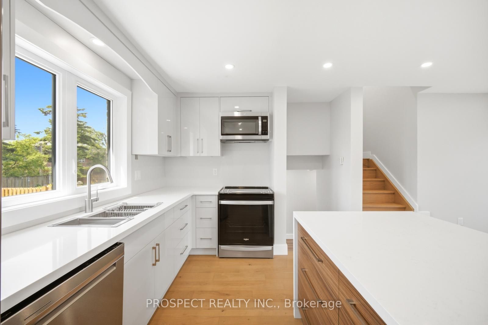 568 Simcoe Street Property Photo 18