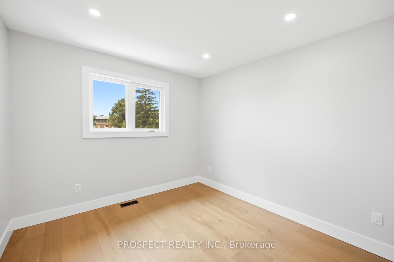 568 Simcoe Street Property Photo 23
