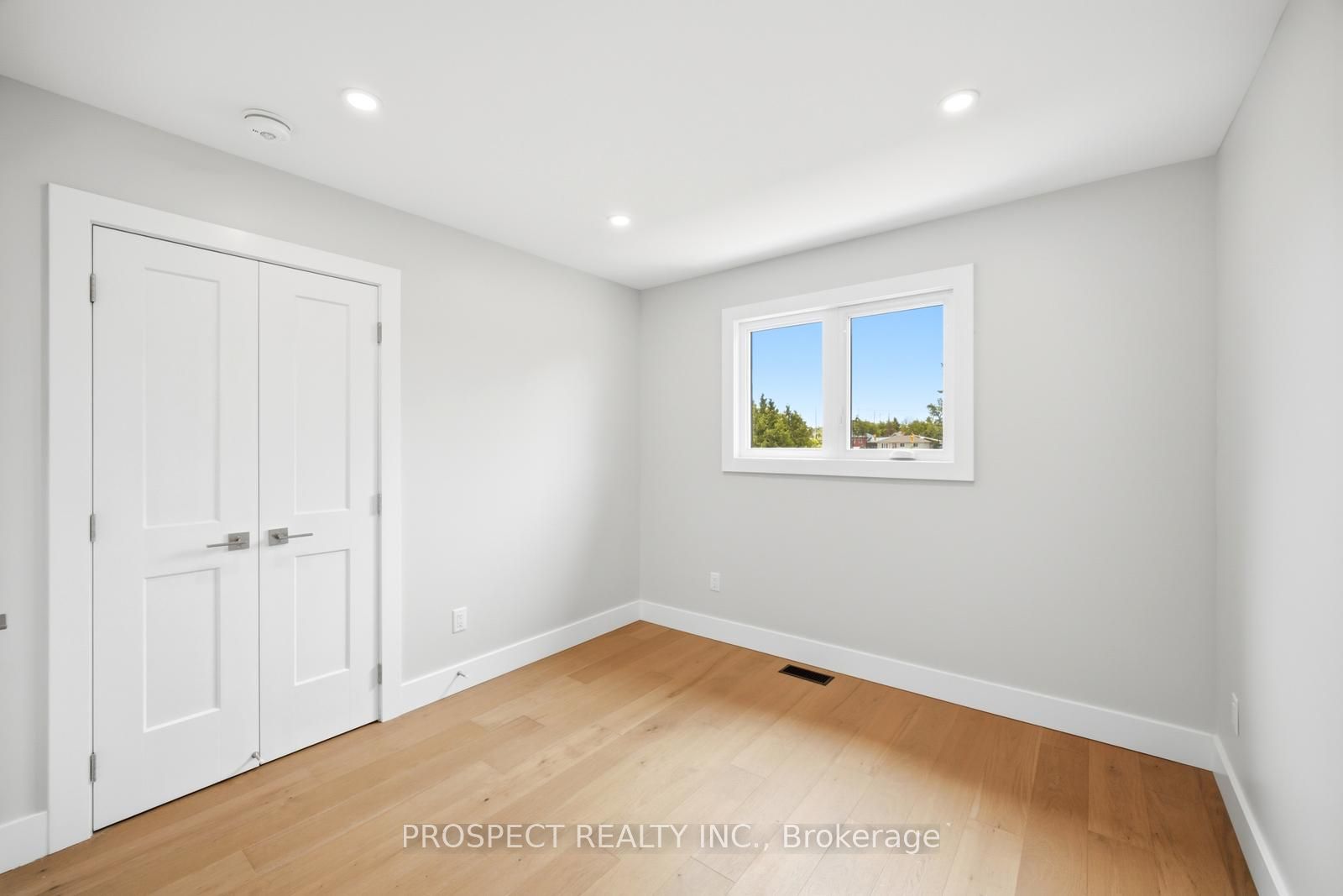 568 Simcoe Street Property Photo 25