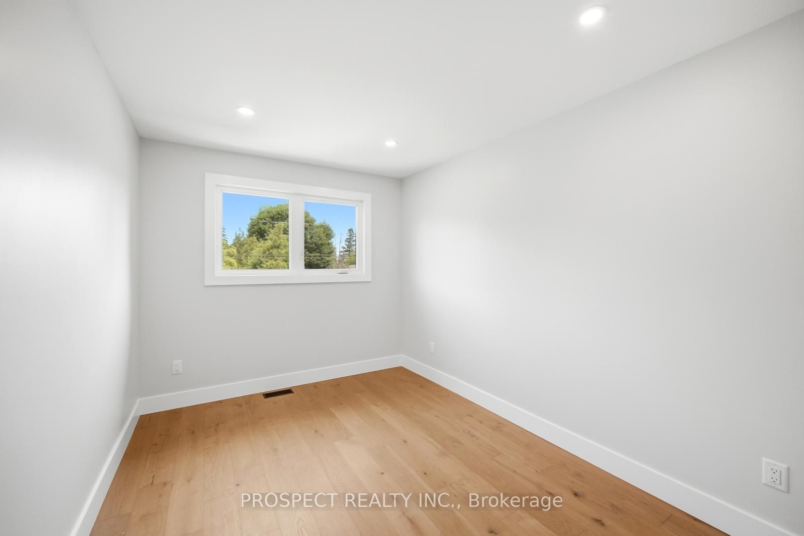 568 Simcoe Street Property Photo 26