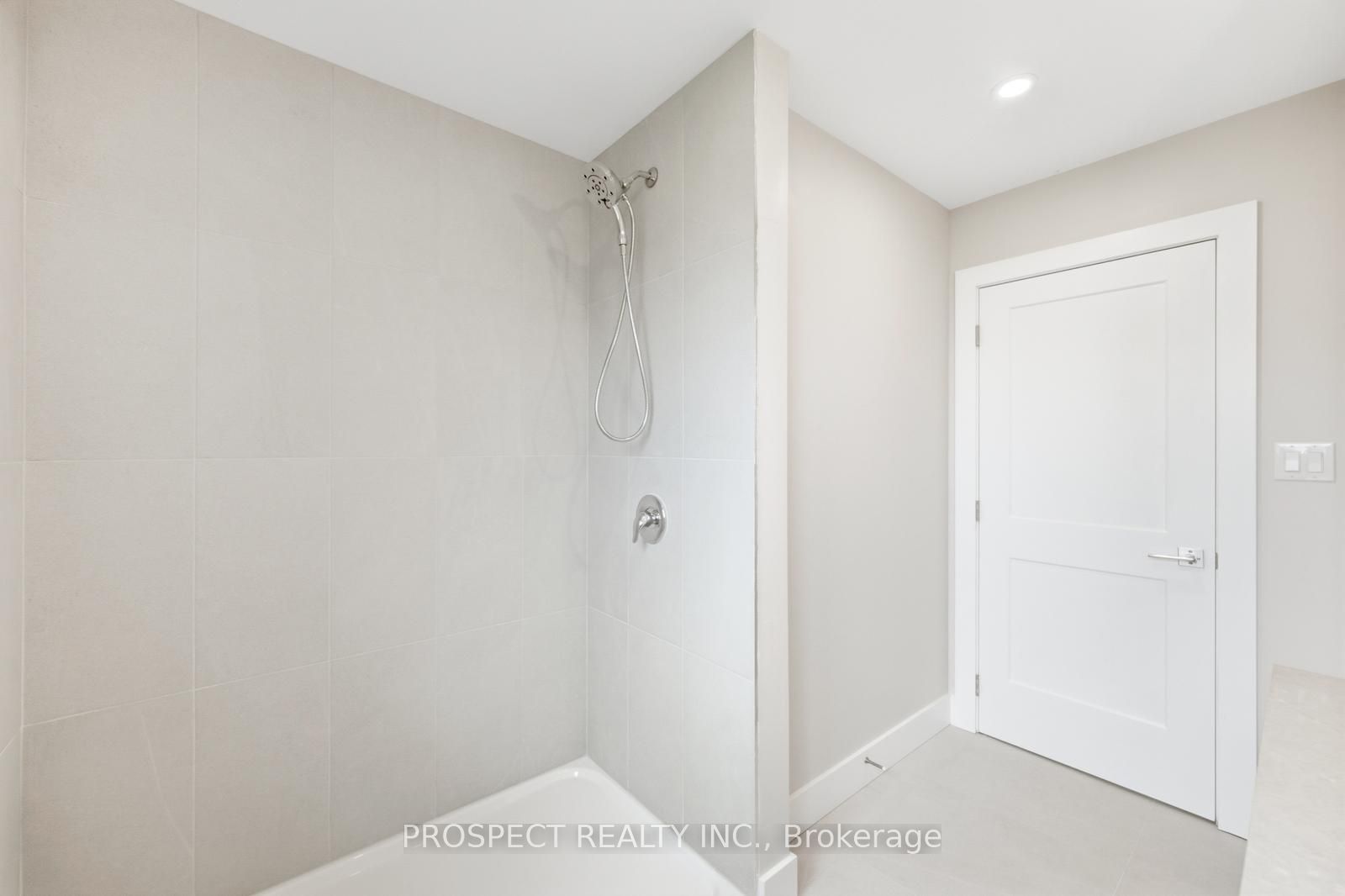 568 Simcoe Street Property Photo 29