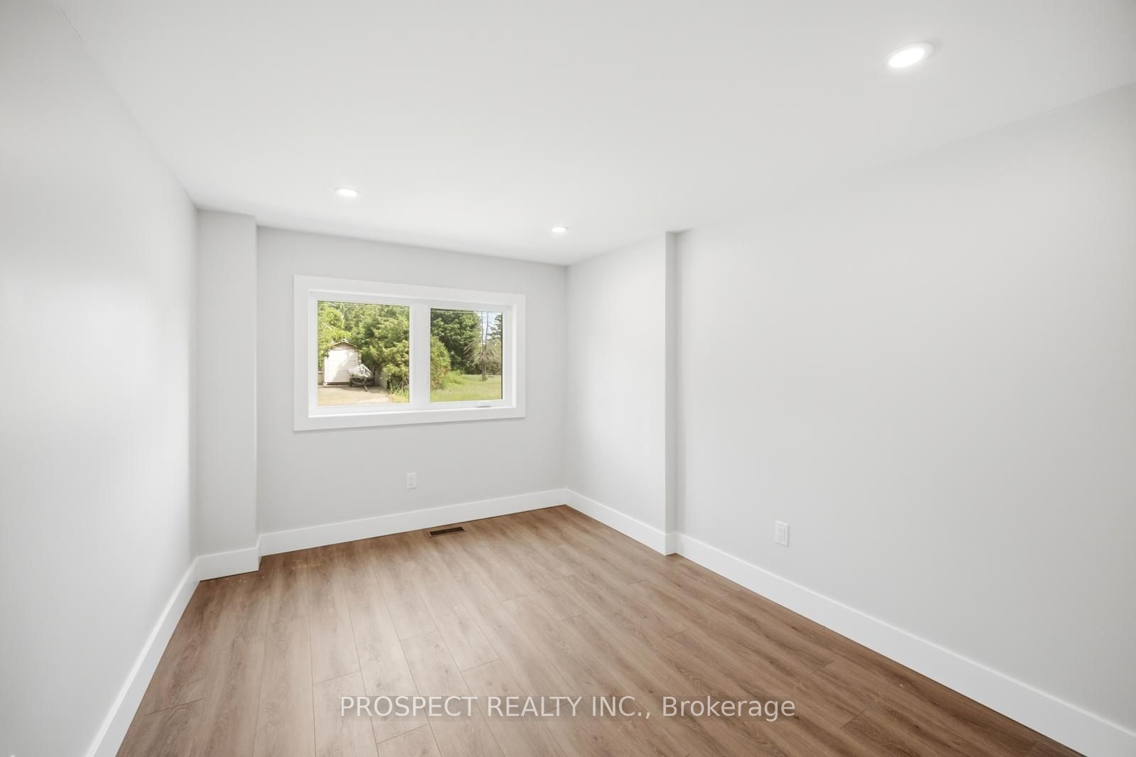 568 Simcoe Street Property Photo 31