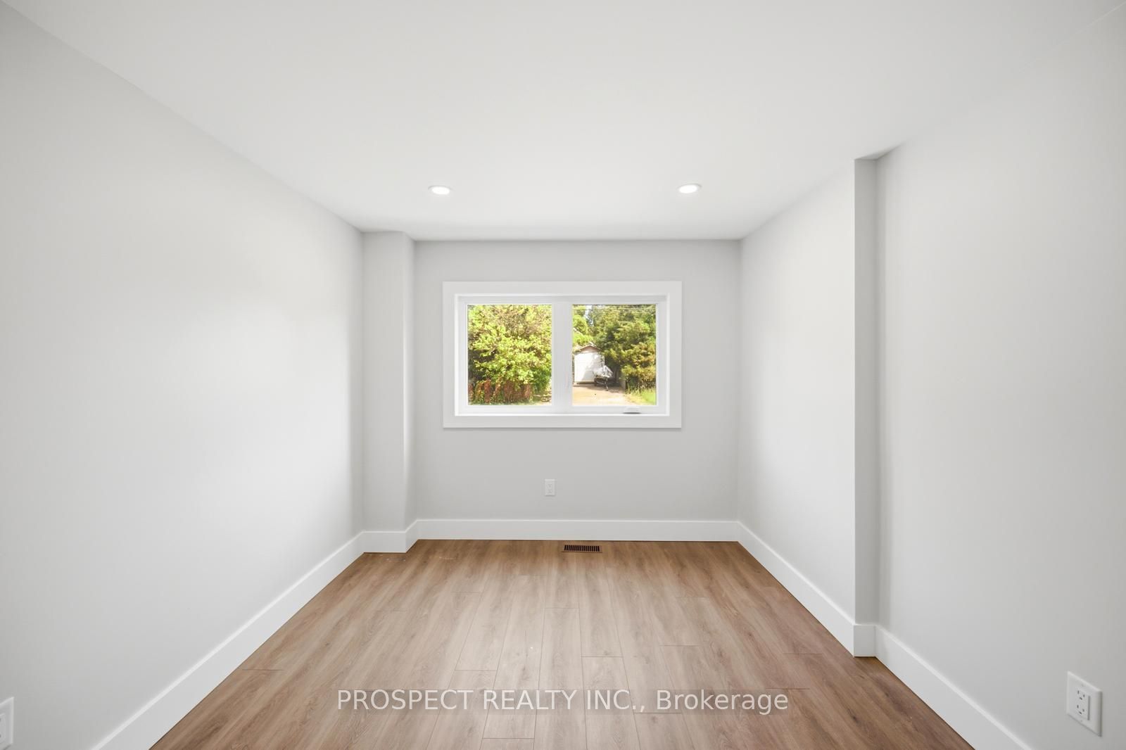 568 Simcoe Street Property Photo 32
