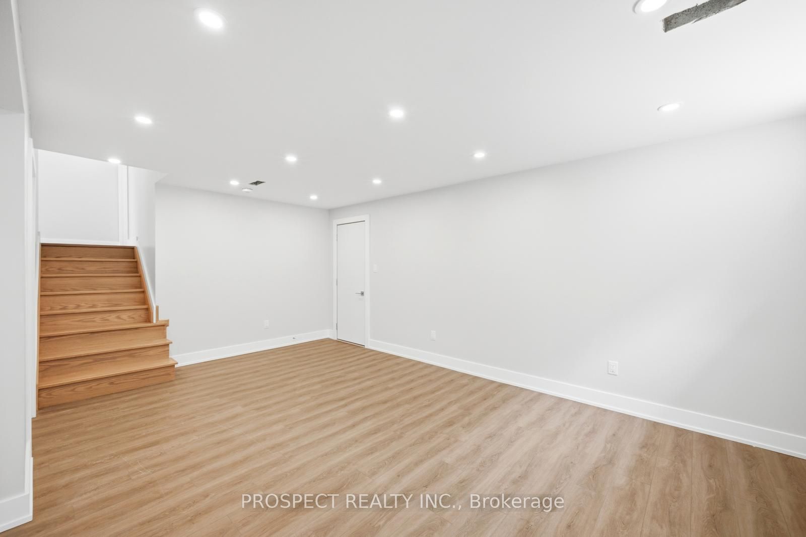 568 Simcoe Street Property Photo 37