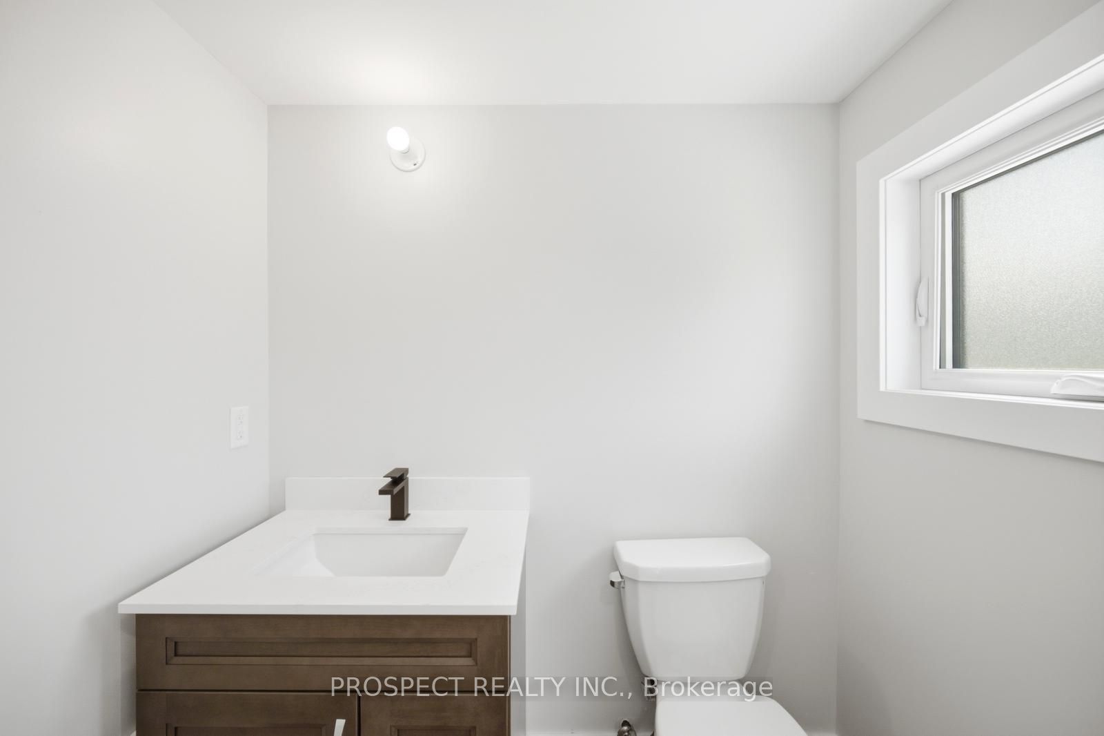 568 Simcoe Street Property Photo 38