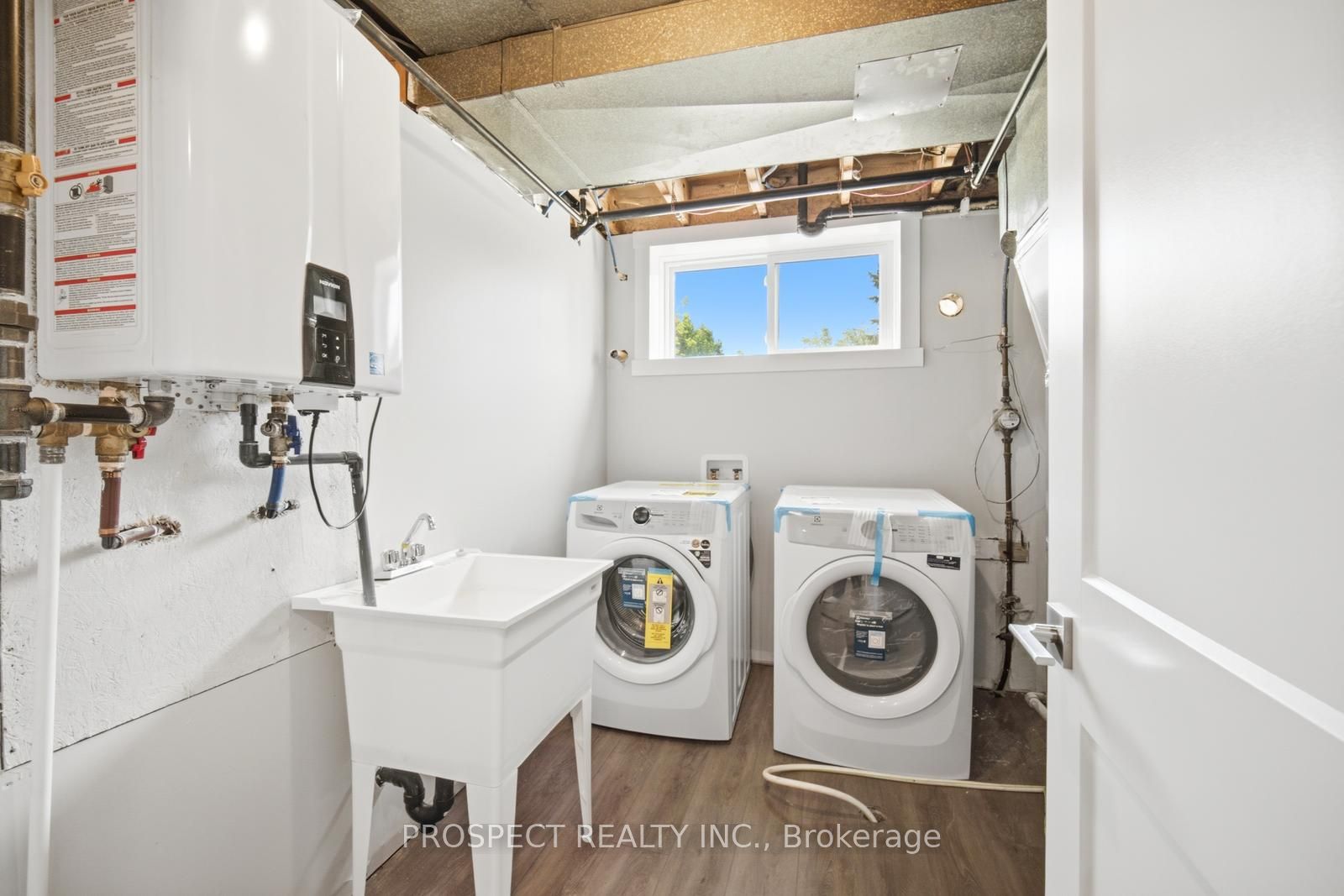 568 Simcoe Street Property Photo 40
