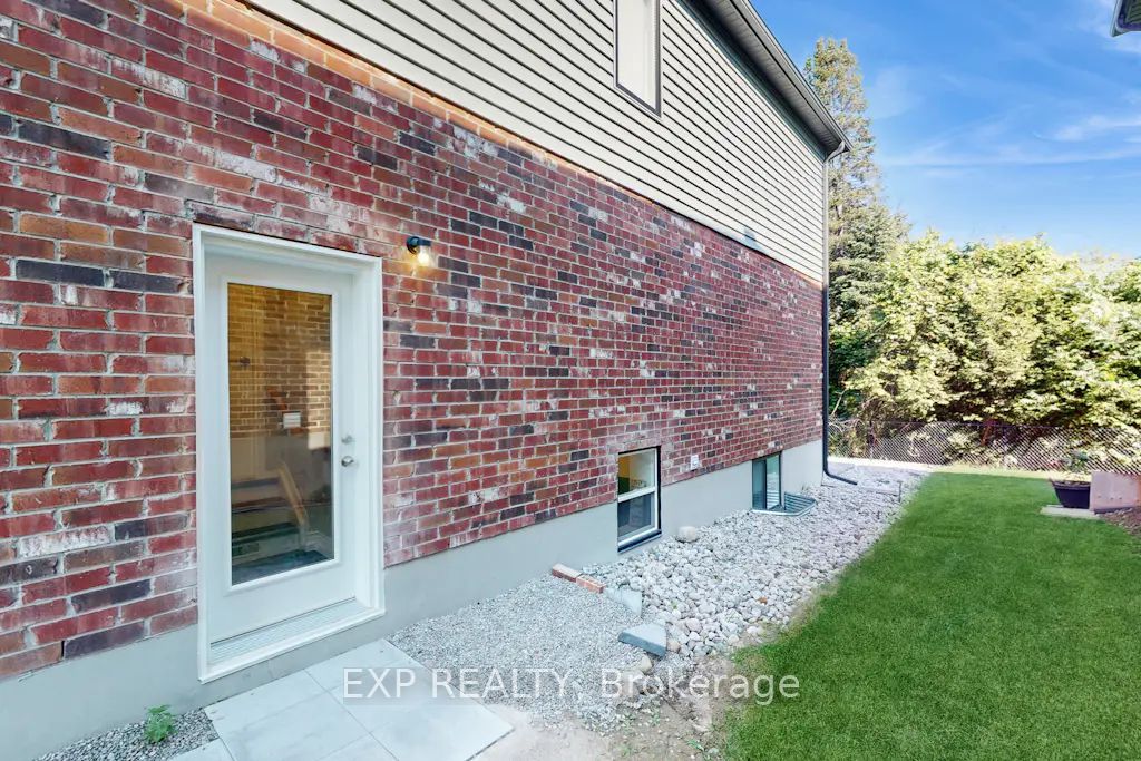 967 Wright Drive Lower Property Photo 3