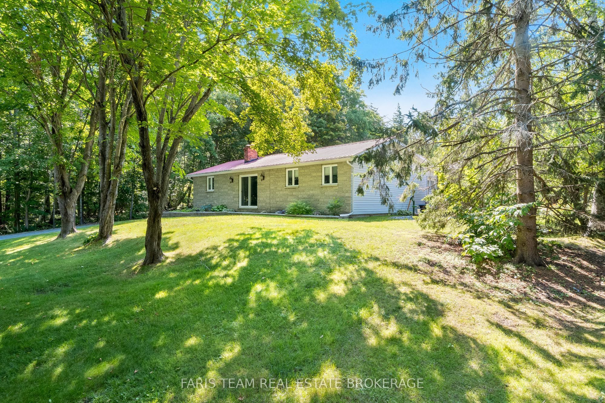 2554 Champlain Road Property Photo 4