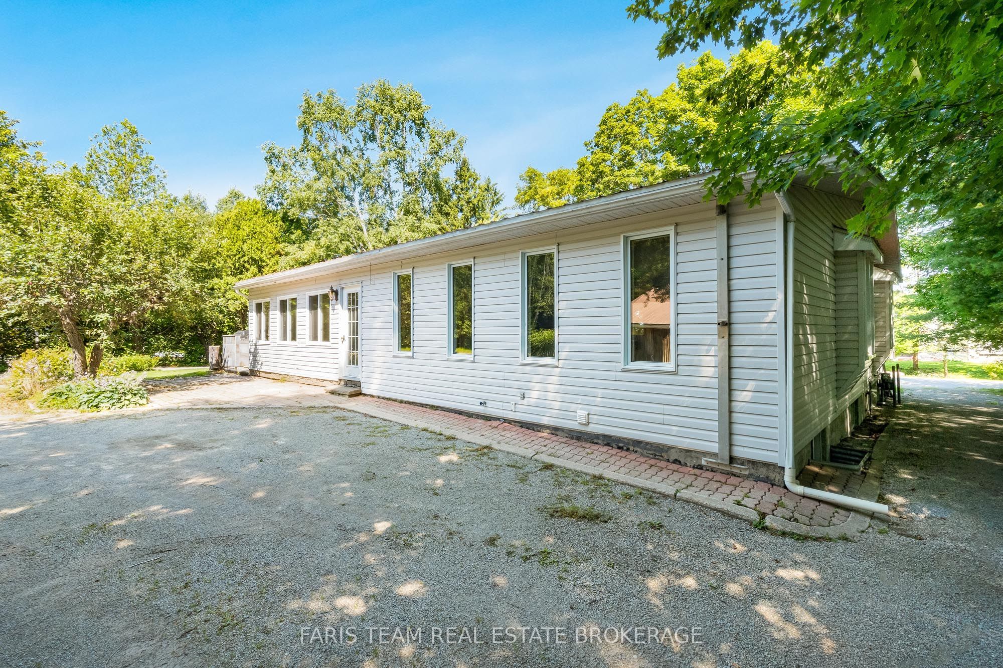 2554 Champlain Road Property Photo 5