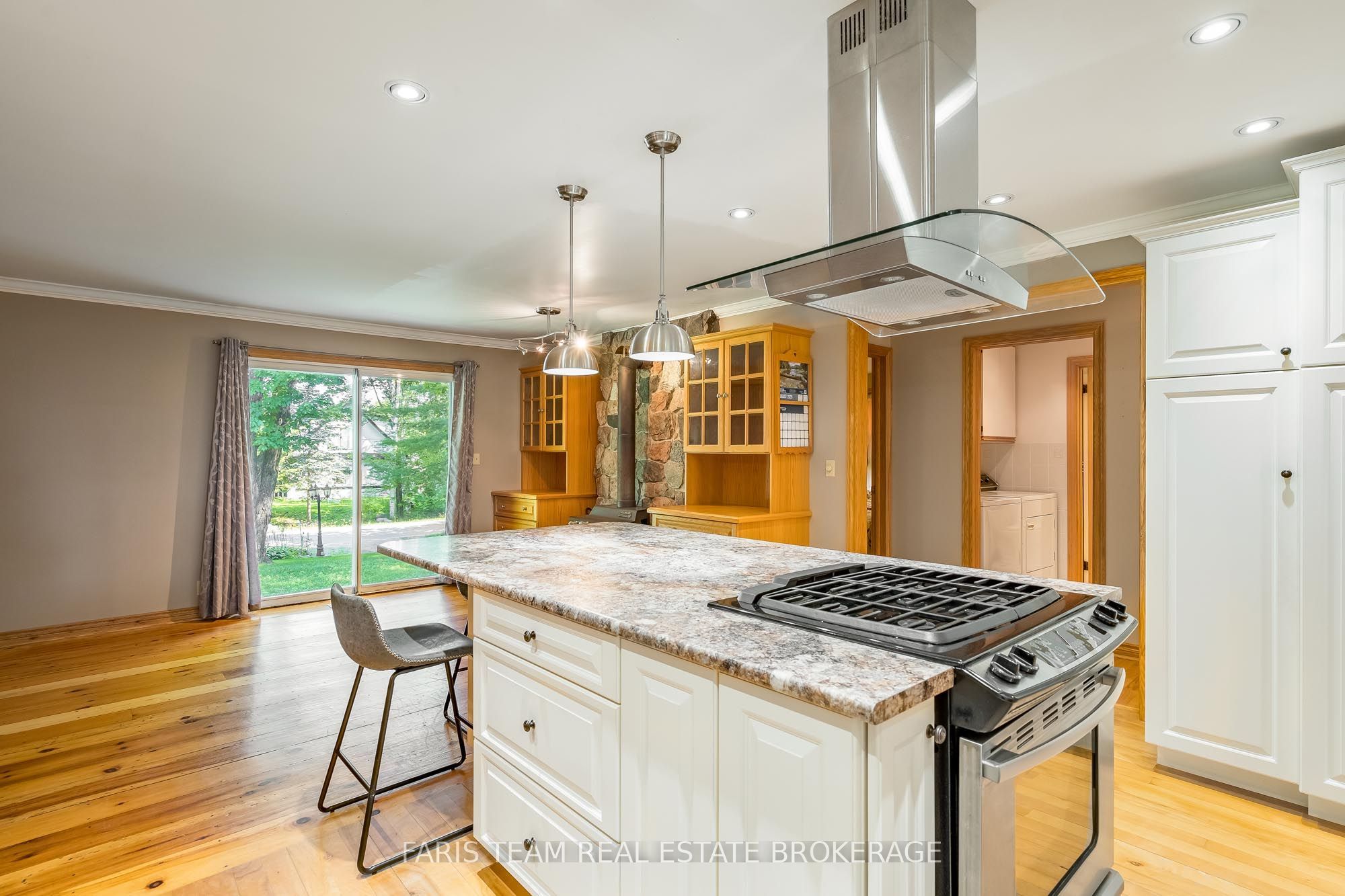 2554 Champlain Road Property Photo 9