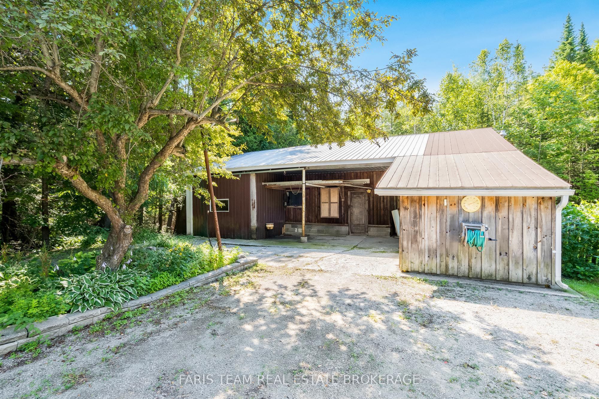 2554 Champlain Road Property Photo 32