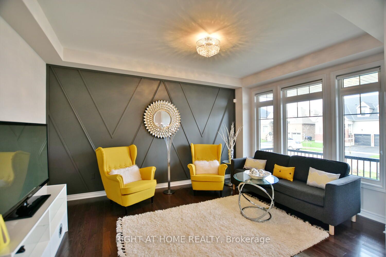 94 KIRBY Avenue Property Photo 1