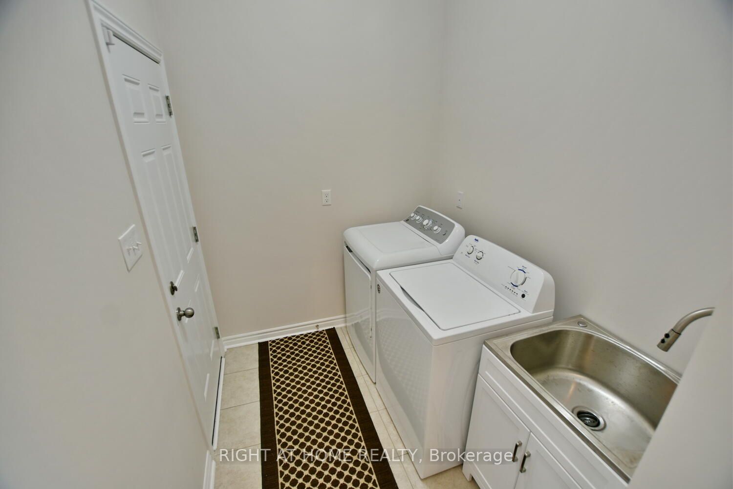 94 Kirby Avenue Property Photo 23