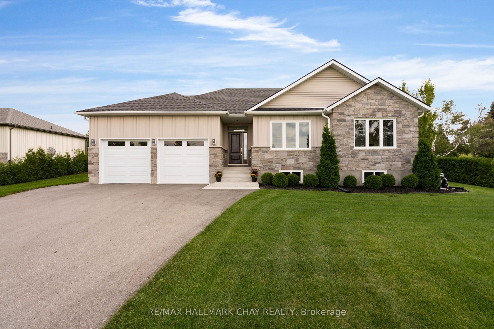 1415 15 16 Side Road E Property Photo 2