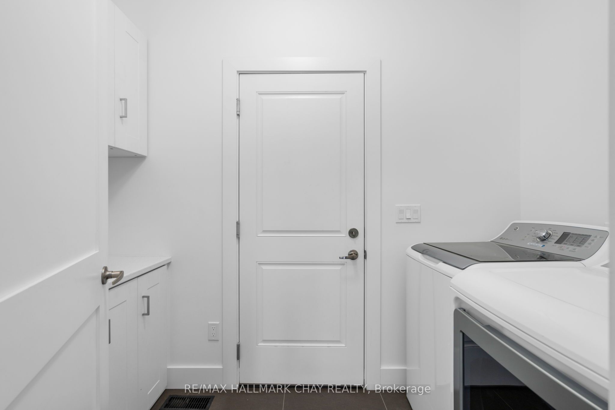 1415 15 16 Side Road E Property Photo 27