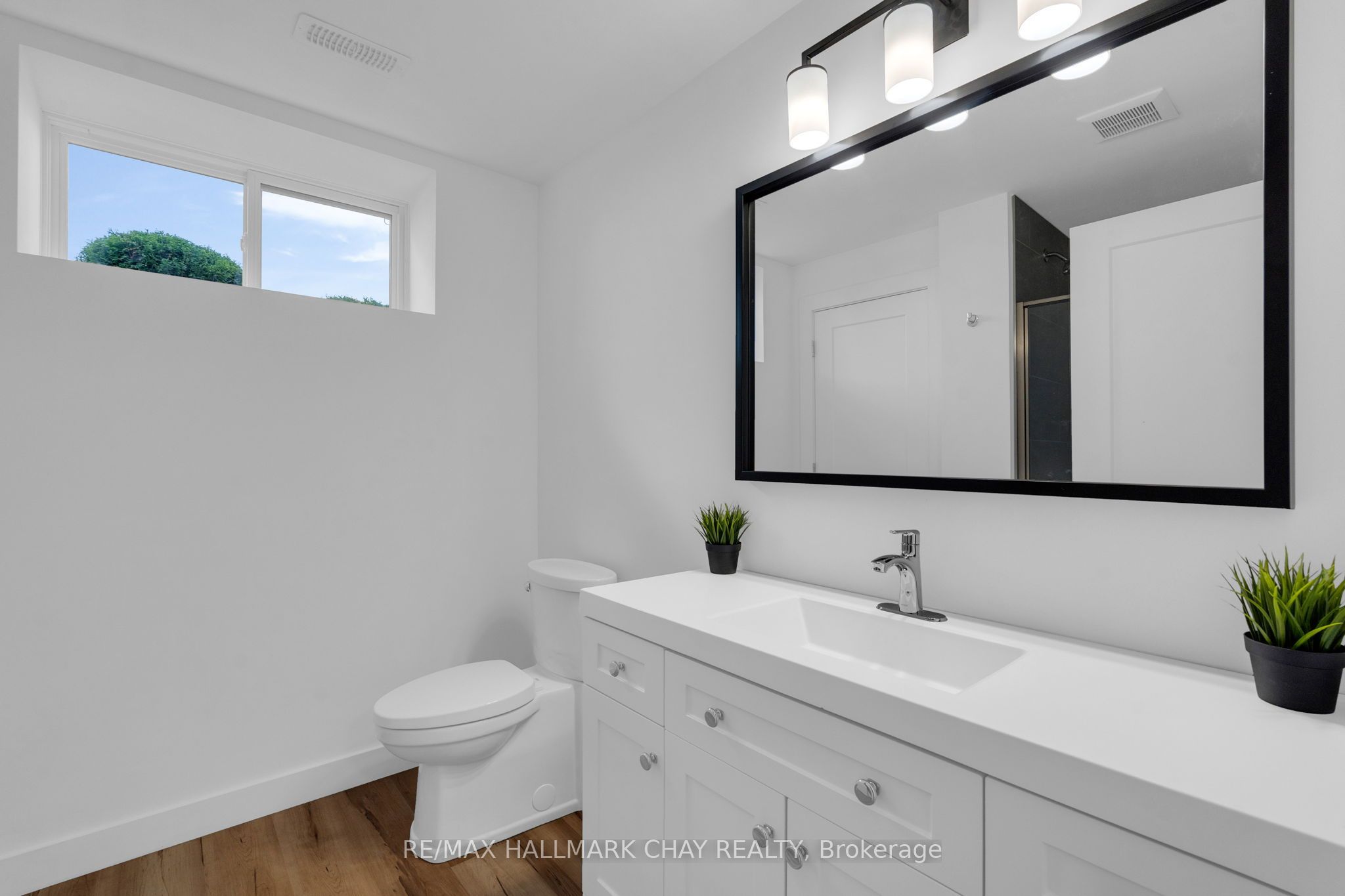1415 15 16 Side Road E Property Photo 32