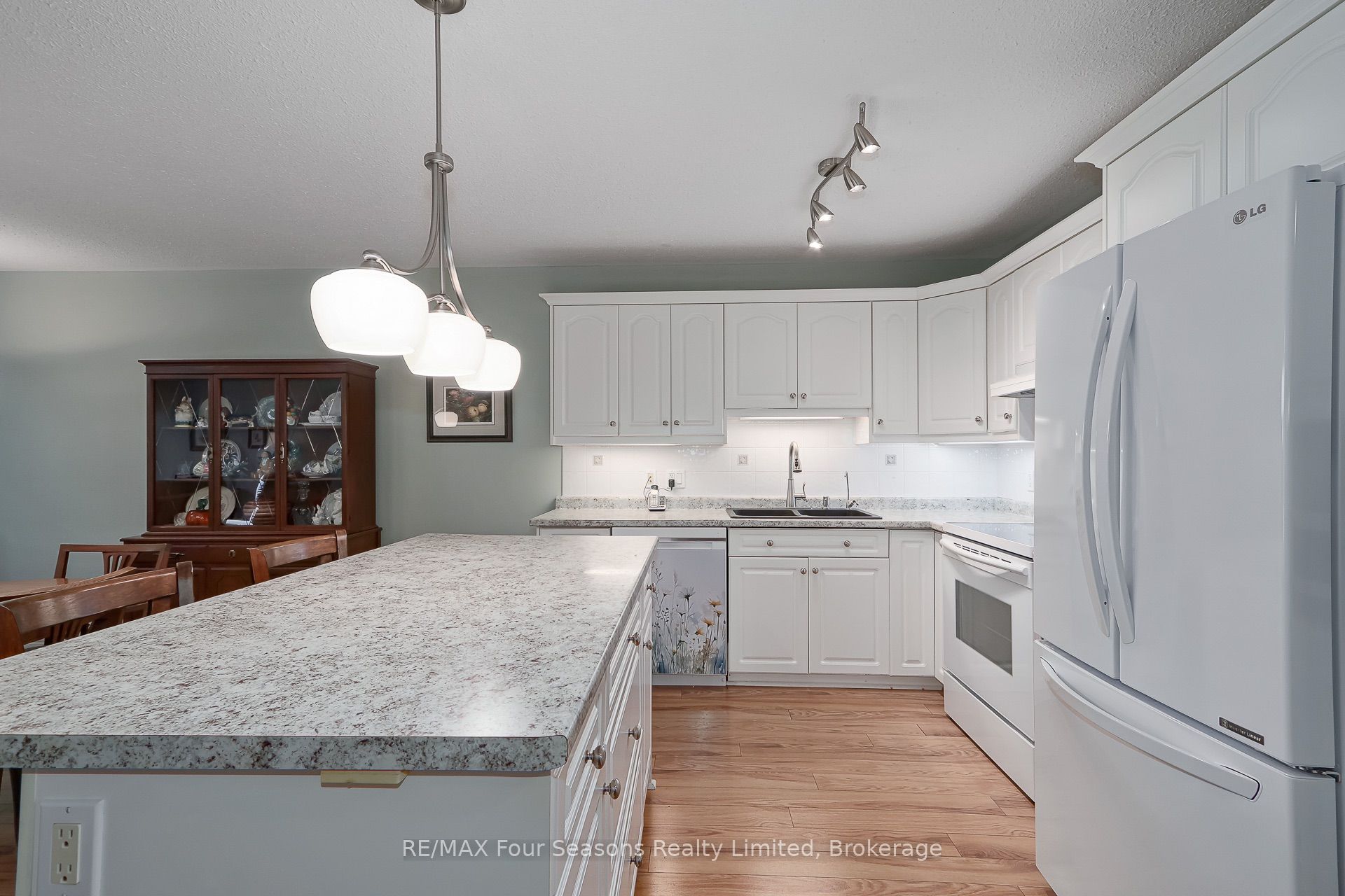 275 Huron Street 27 Property Photo 8