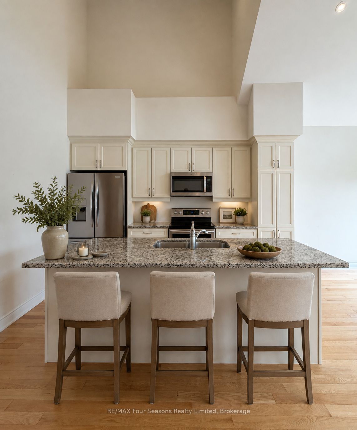 100 Kari Crescent Property Photo 2