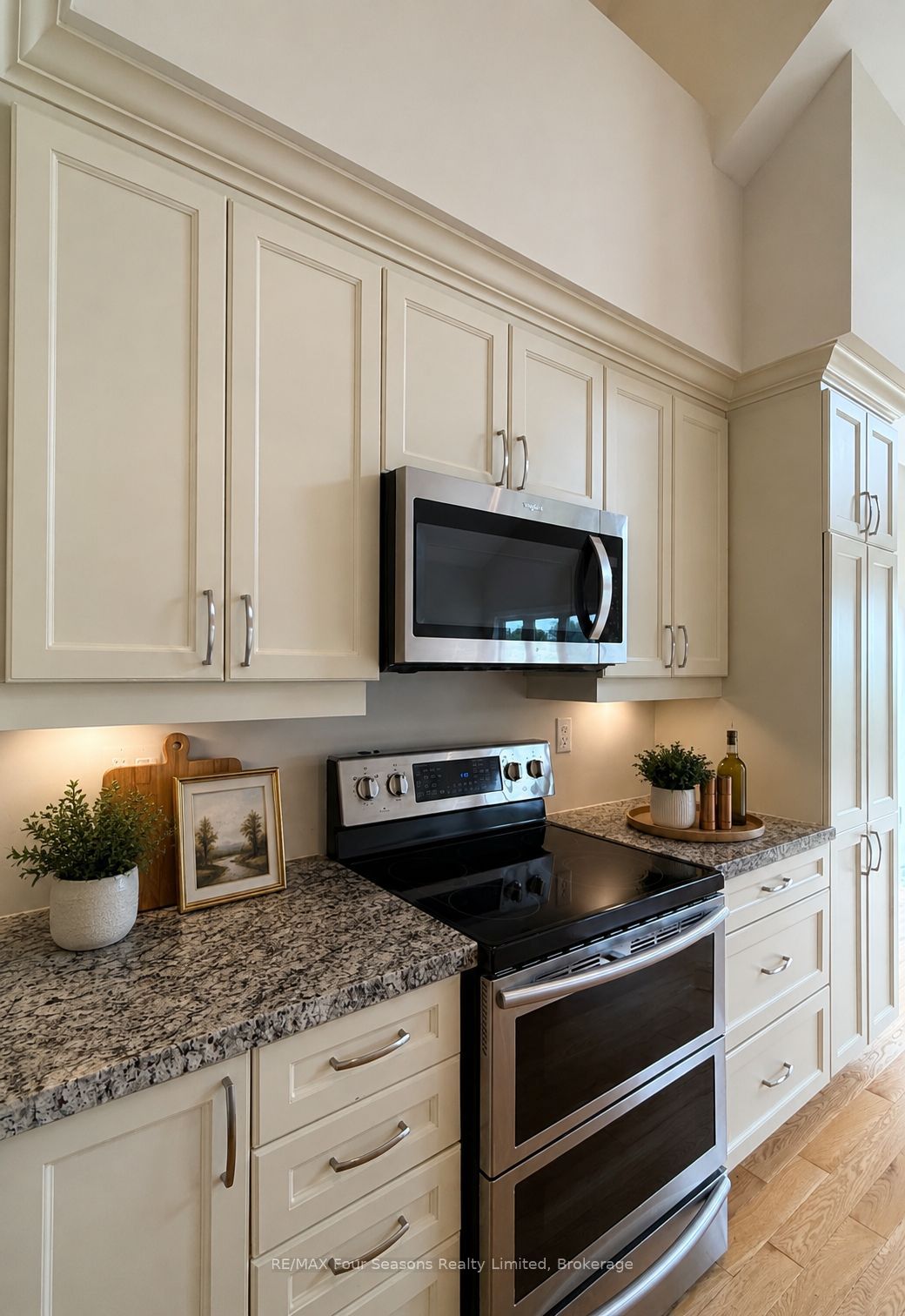 100 Kari Crescent Property Photo 8