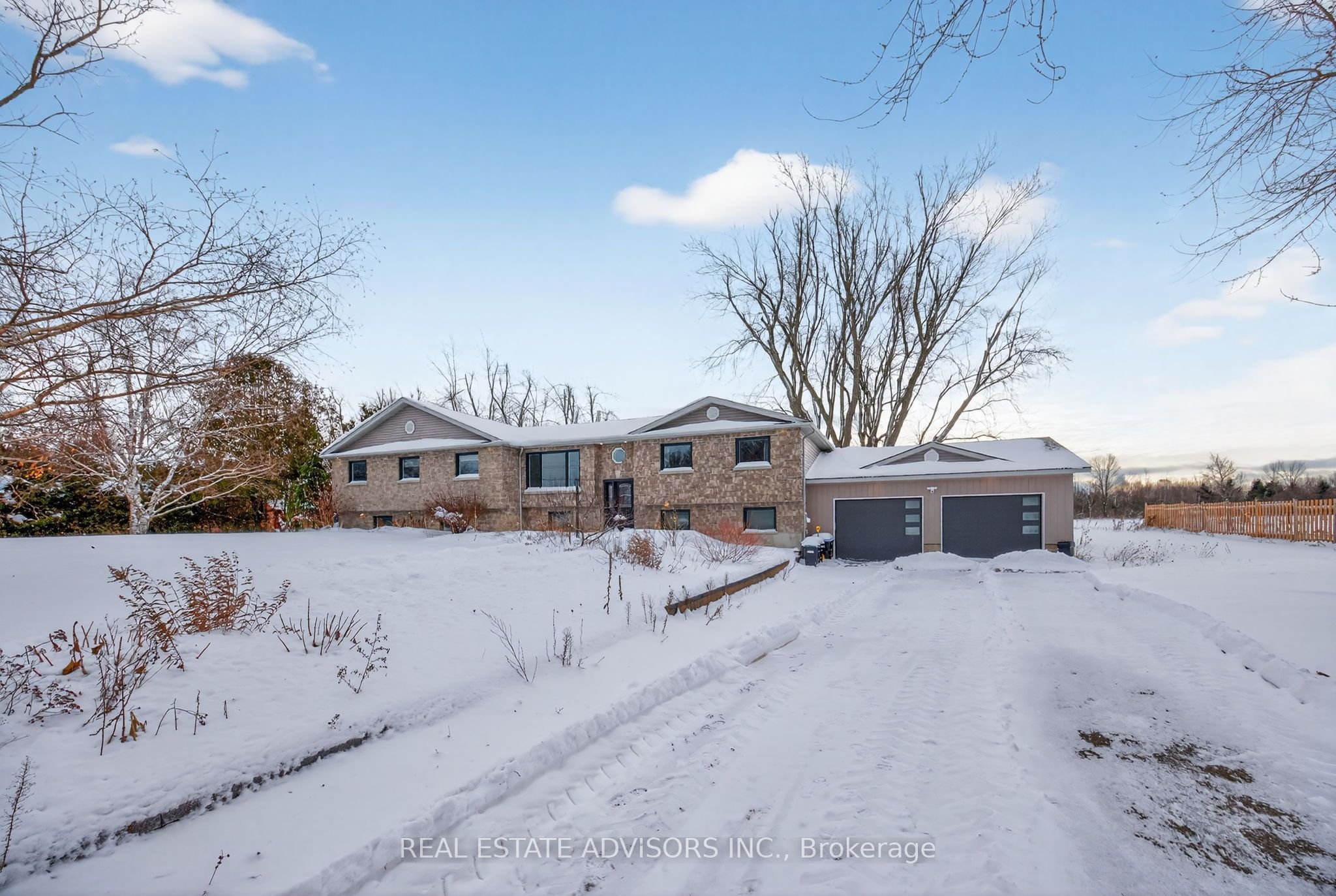 1563 15 16 Side Road E Property Photo 2