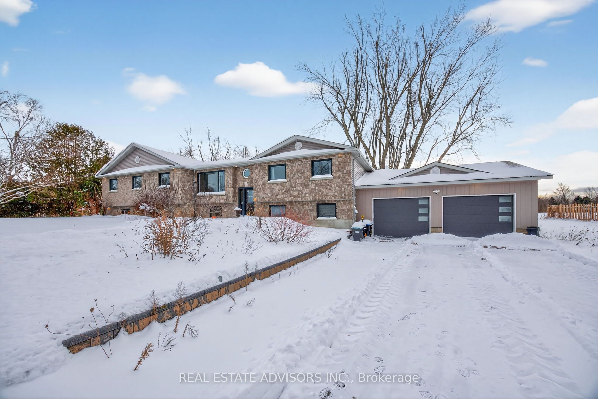 1563 15 16 Side Road E Property Photo 3