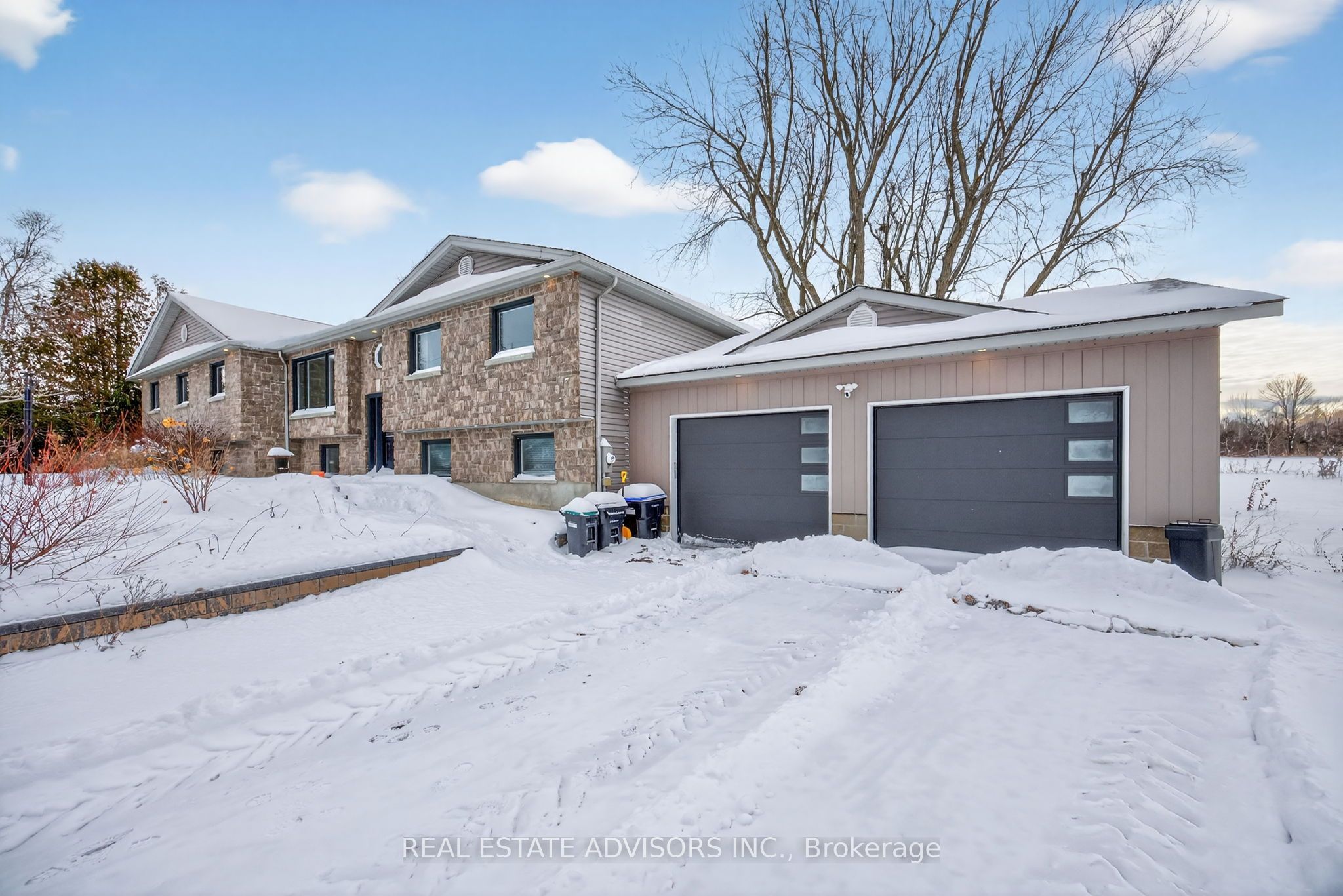 1563 15 16 Side Road E Property Photo 4