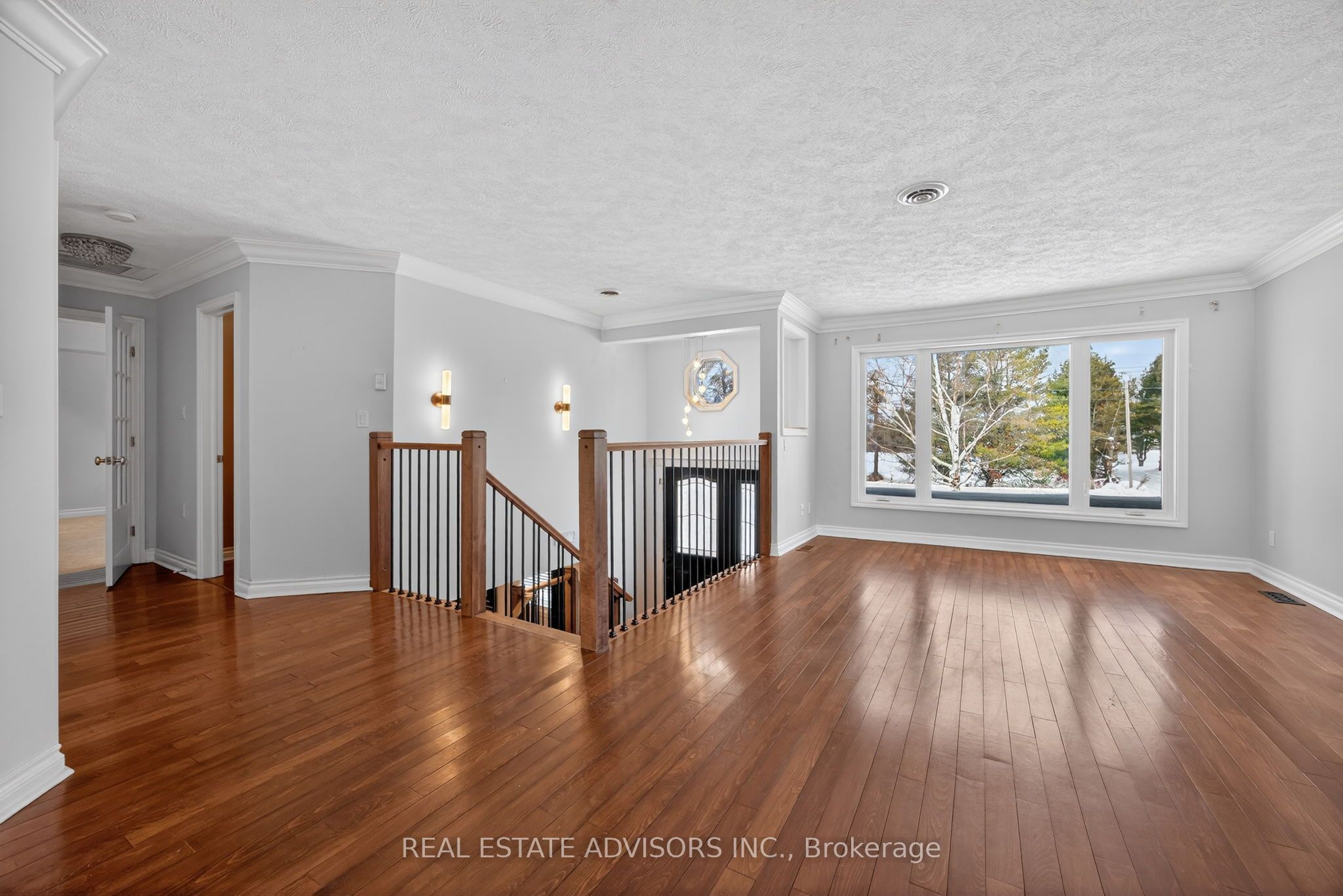 1563 15 16 Side Road E Property Photo 7