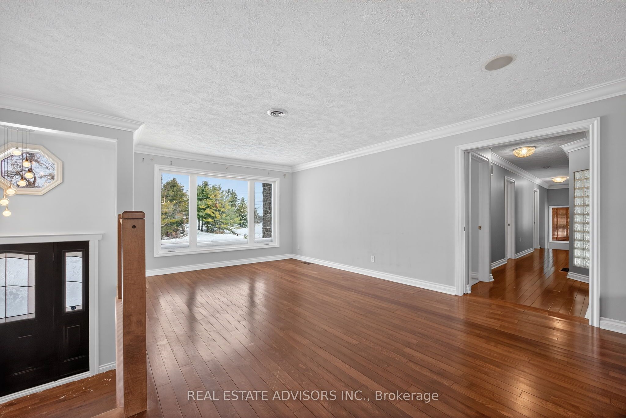 1563 15 16 Side Road E Property Photo 10