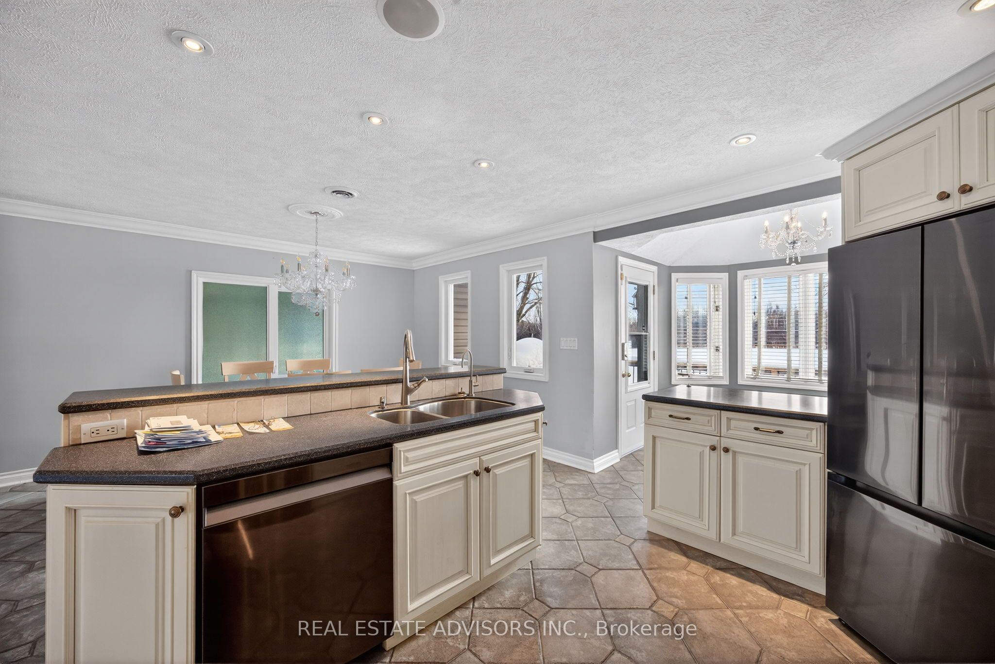 1563 15 16 Side Road E Property Photo 13