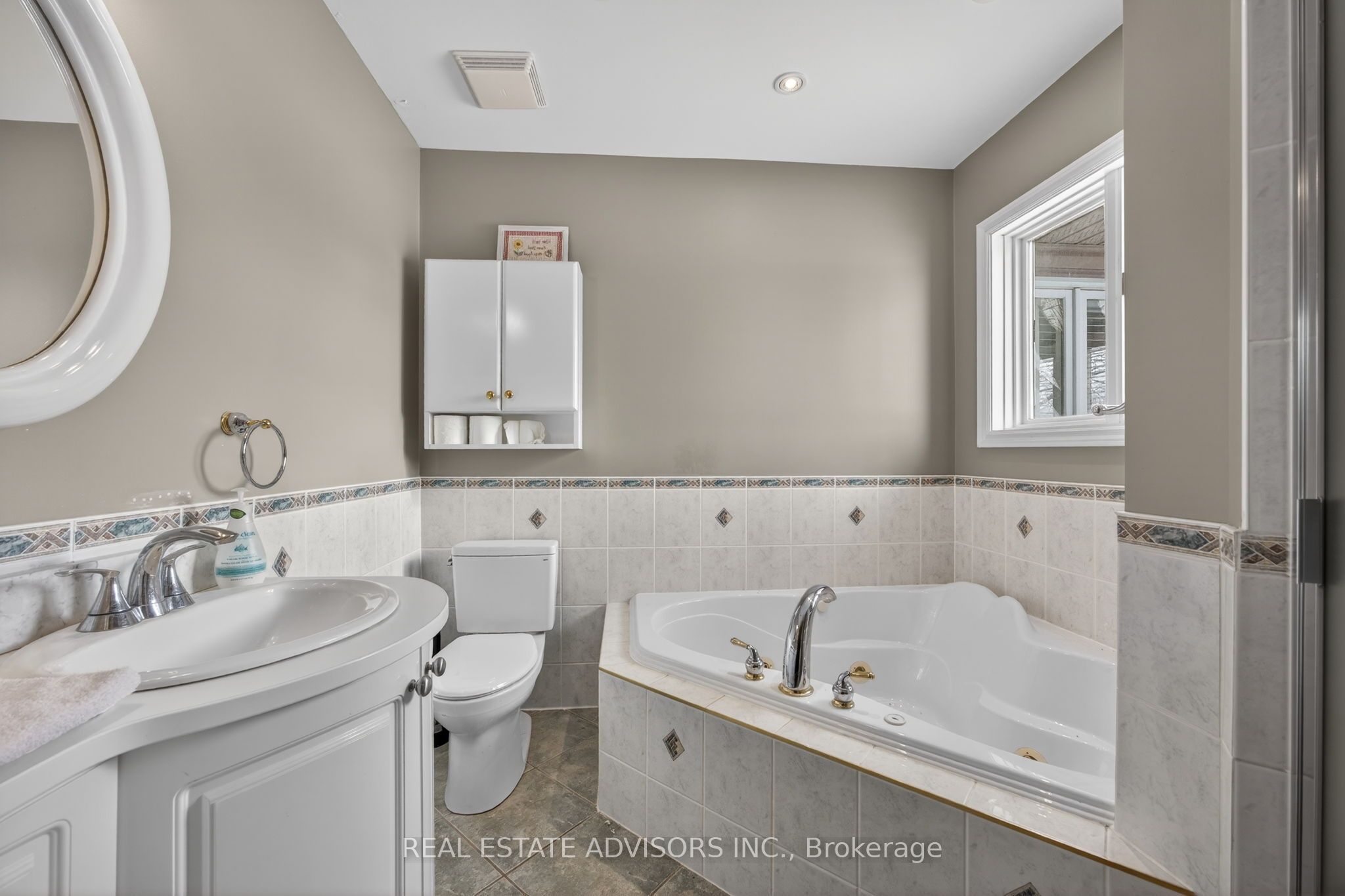 1563 15 16 Side Road E Property Photo 23