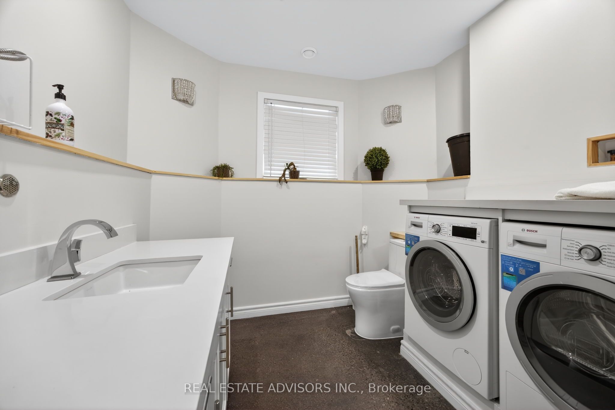 1563 15 16 Side Road E Property Photo 37
