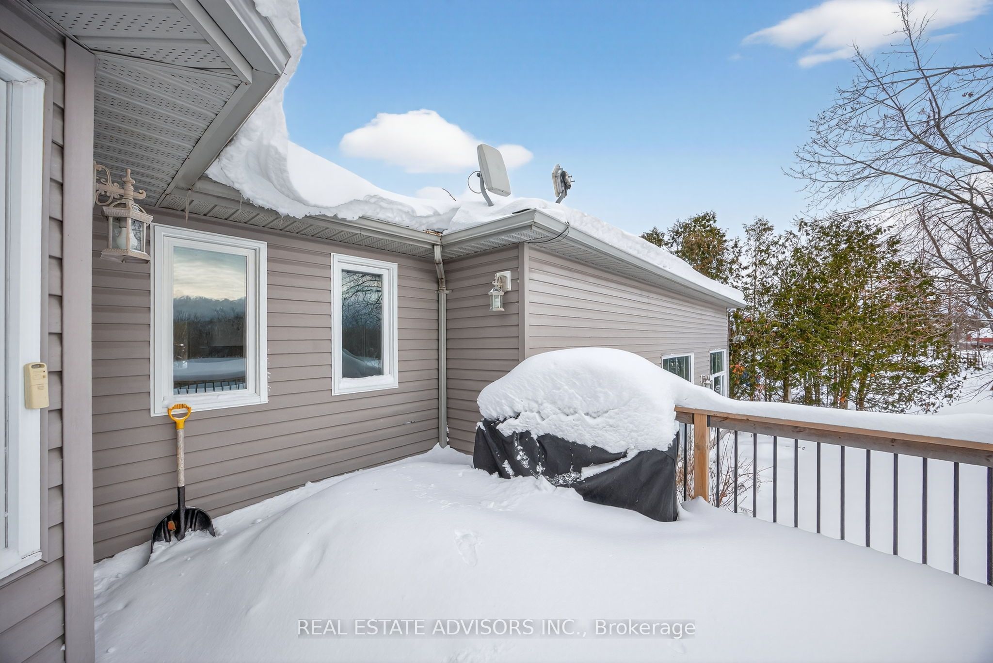 1563 15 16 Side Road E Property Photo 40