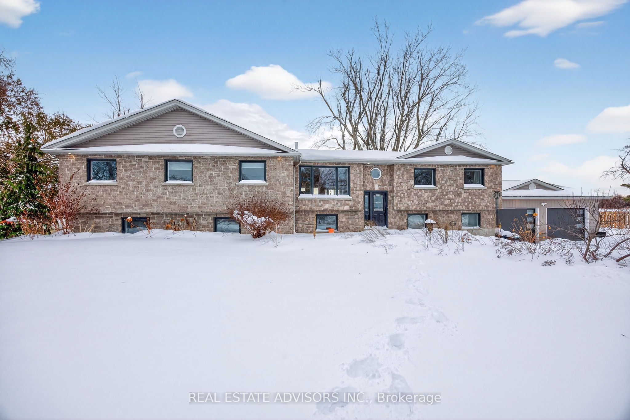 1563 15 16 Side Road E Property Photo 46