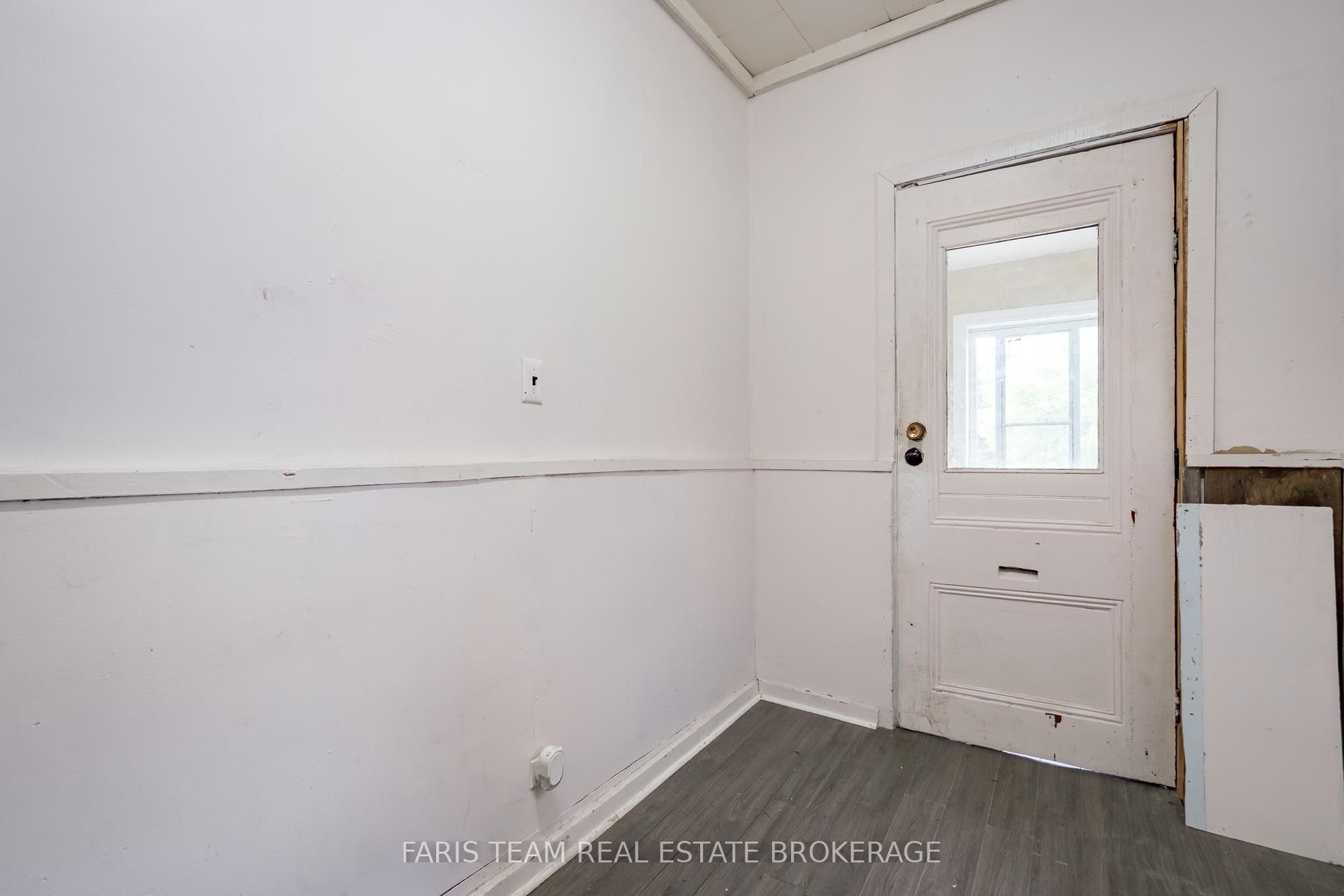 116 Albert Street S Property Photo 4