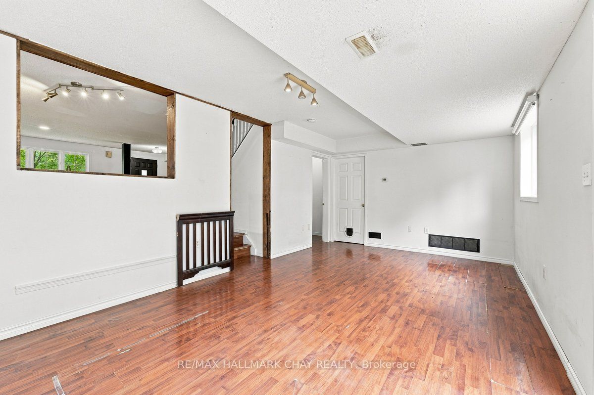 26 Whitehorn Crescent Property Photo 8