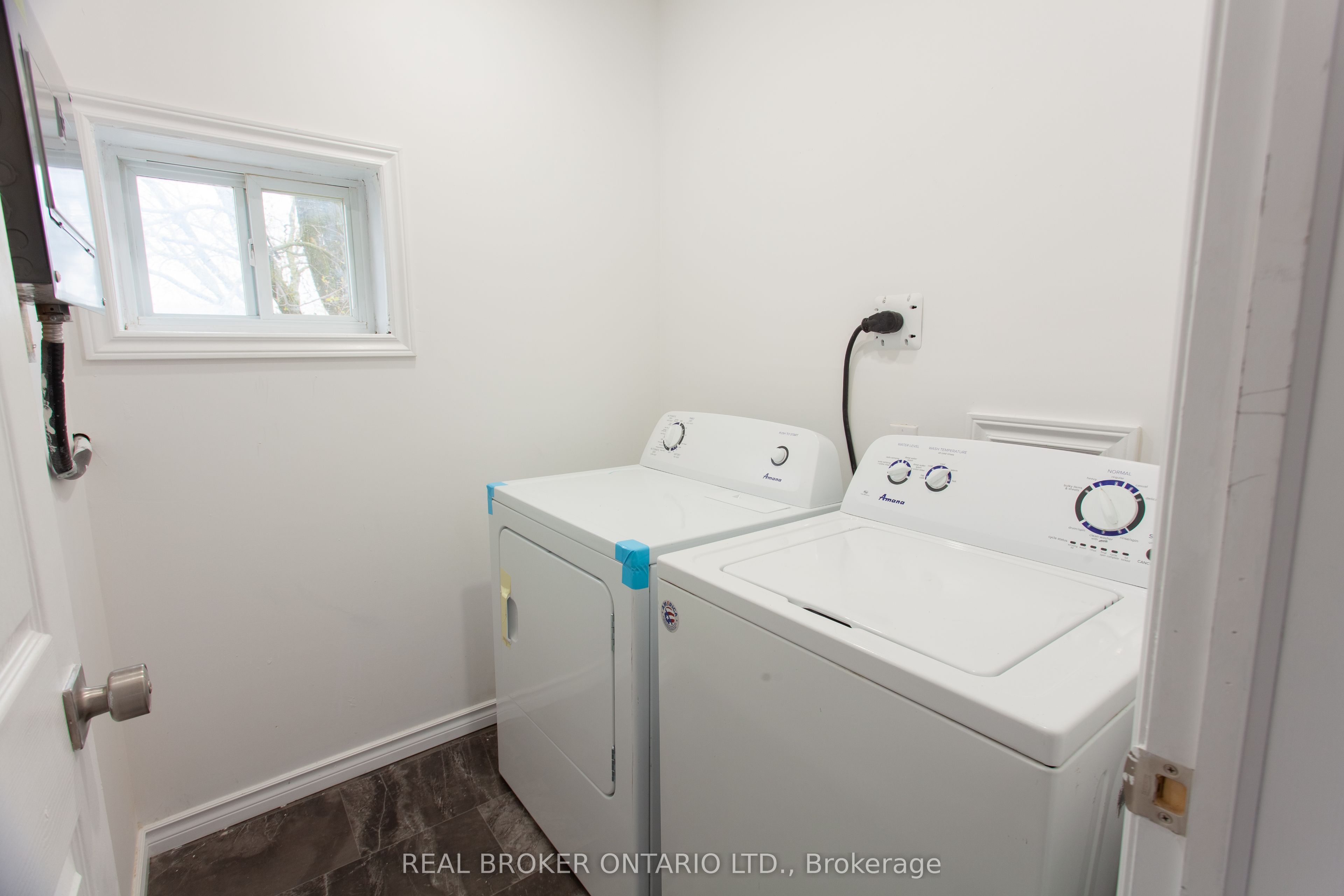 231 Front Street S Upper Property Photo 8
