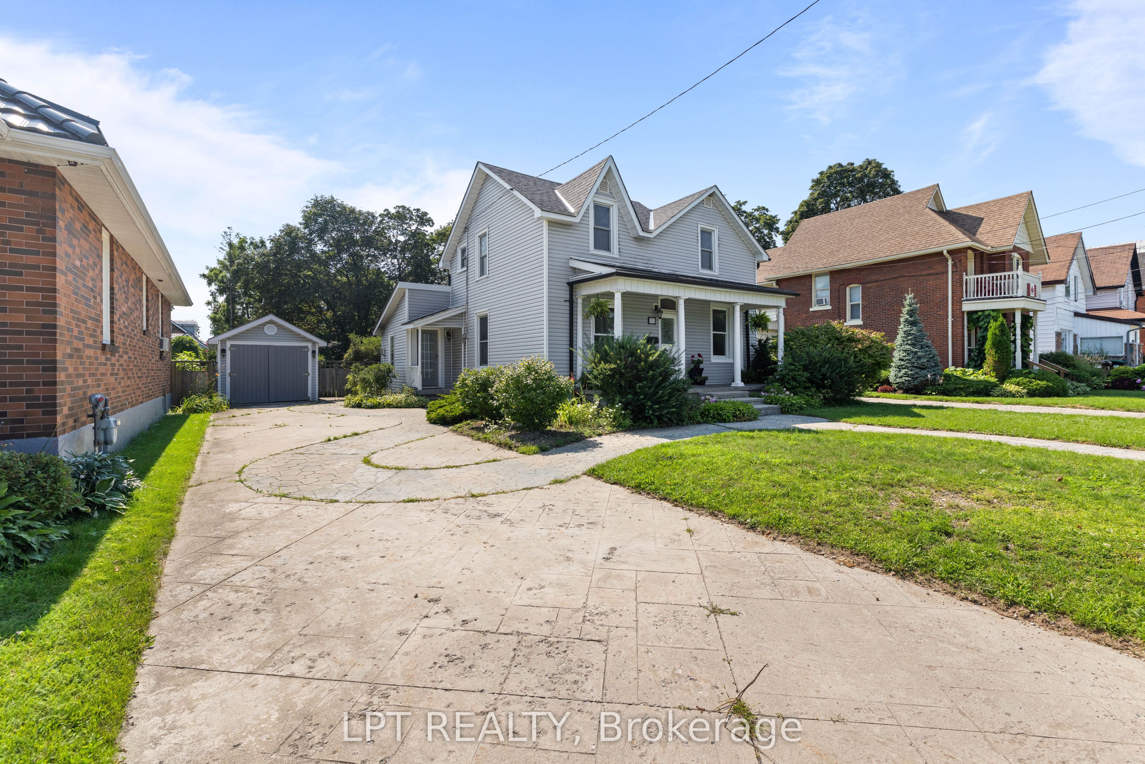 52 Parkside Drive E Property Photo 2