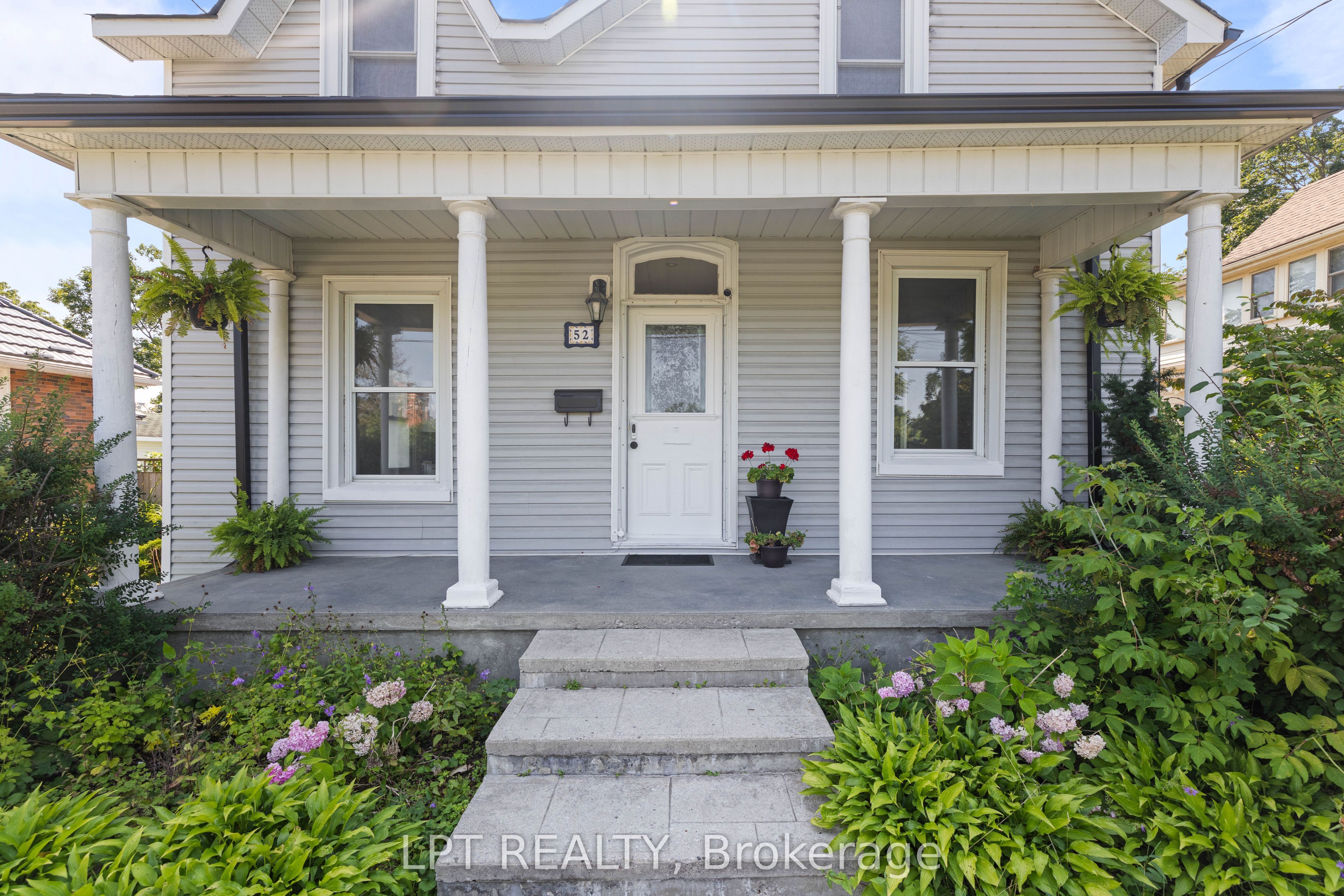 52 Parkside Drive E Property Photo 3