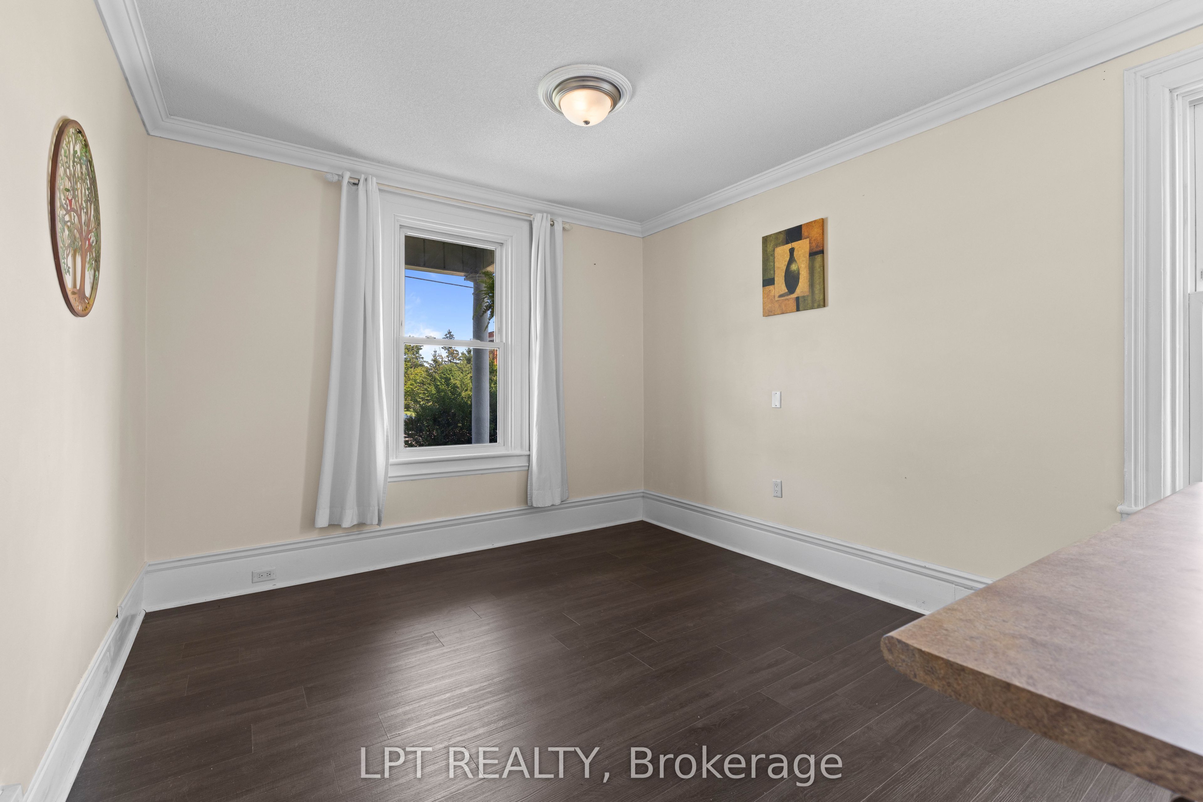 52 Parkside Drive E Property Photo 11