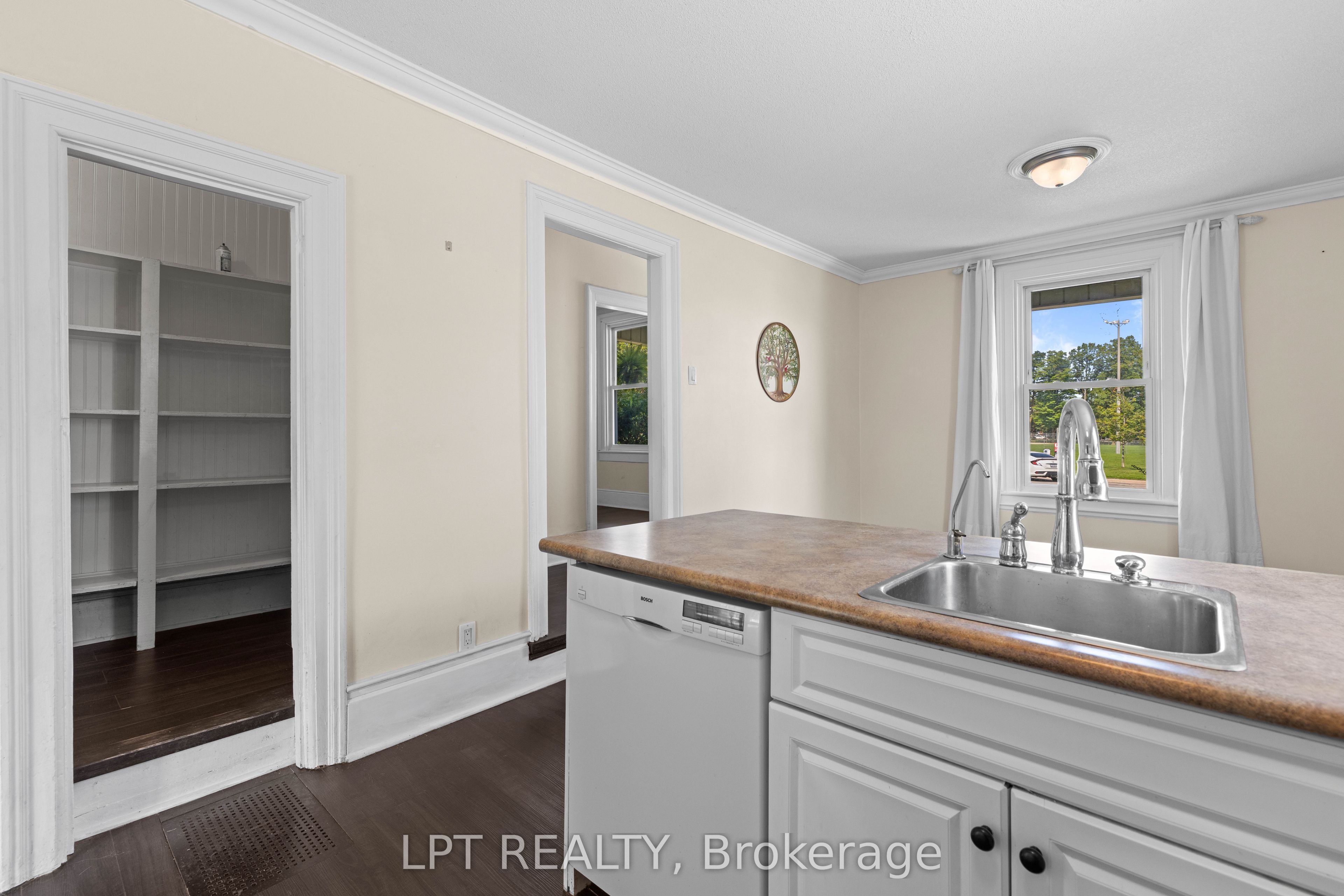 52 Parkside Drive E Property Photo 15