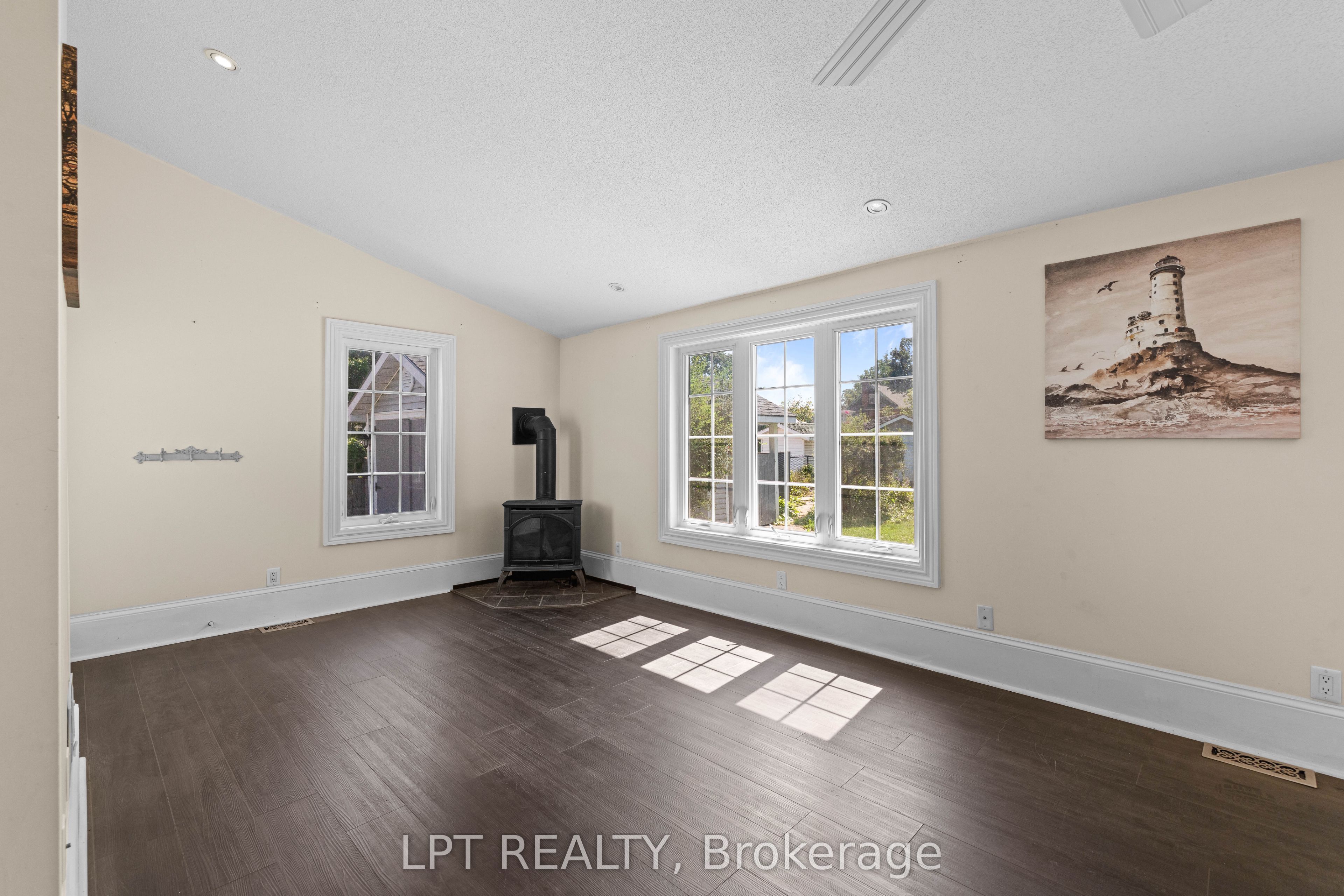 52 Parkside Drive E Property Photo 18