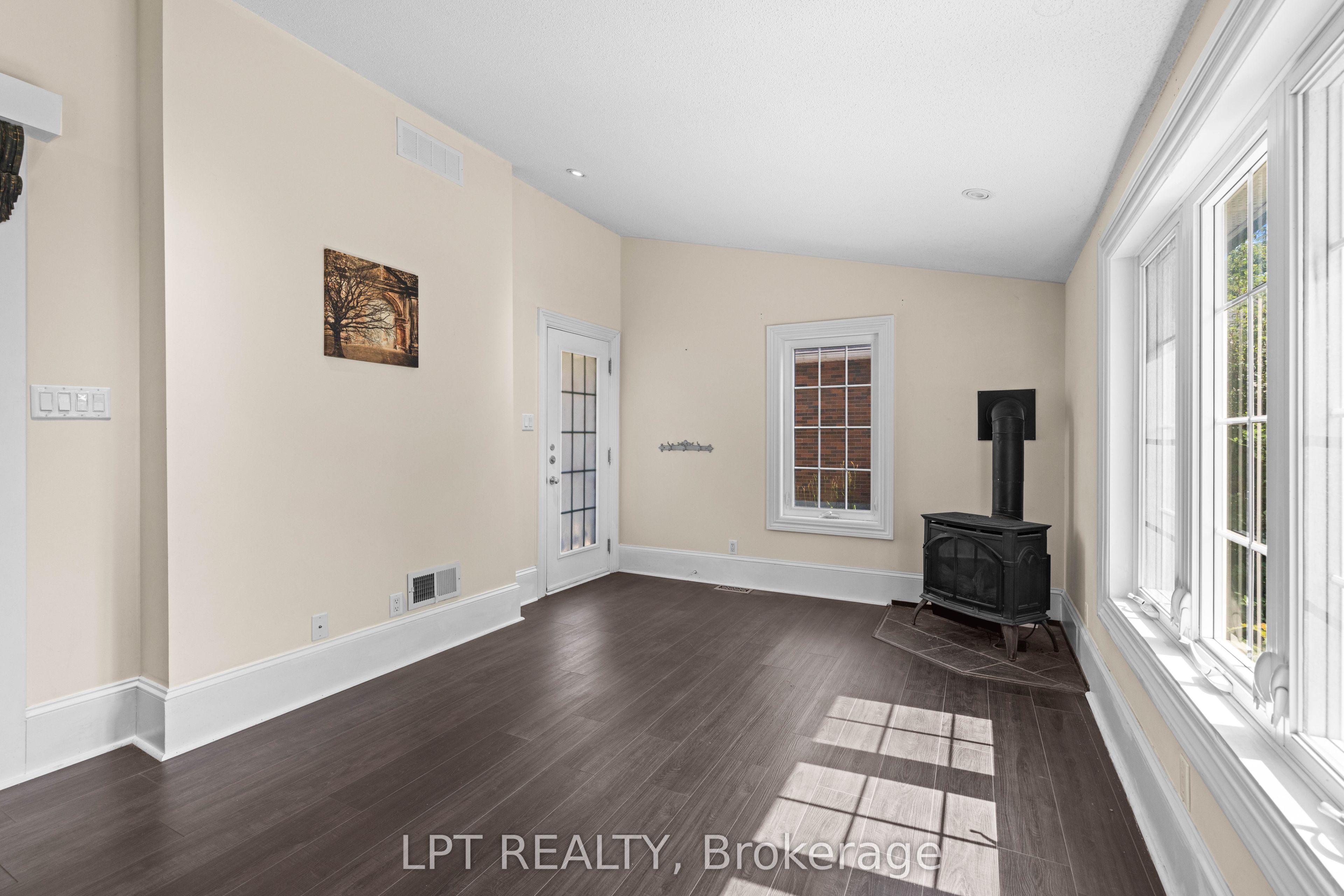 52 Parkside Drive E Property Photo 19