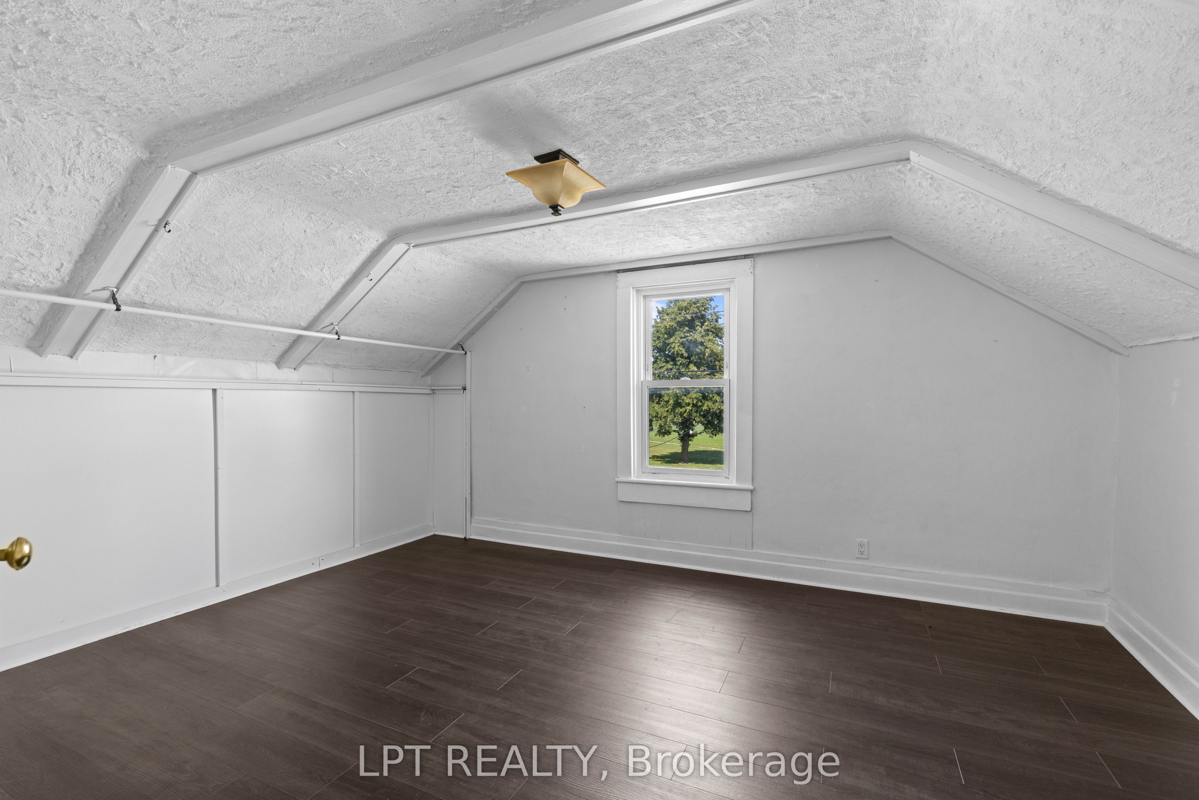 52 Parkside Drive E Property Photo 27