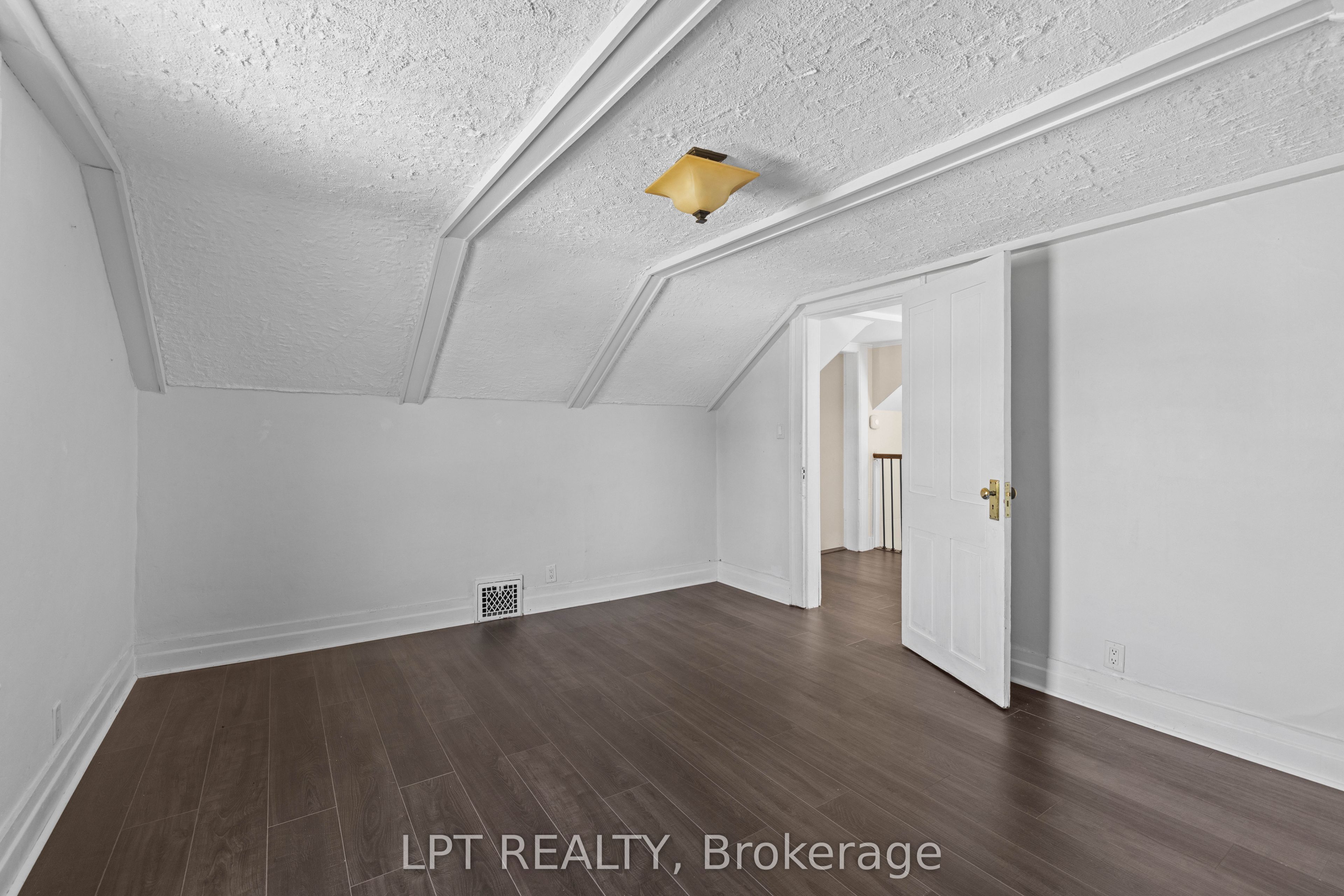 52 Parkside Drive E Property Photo 28