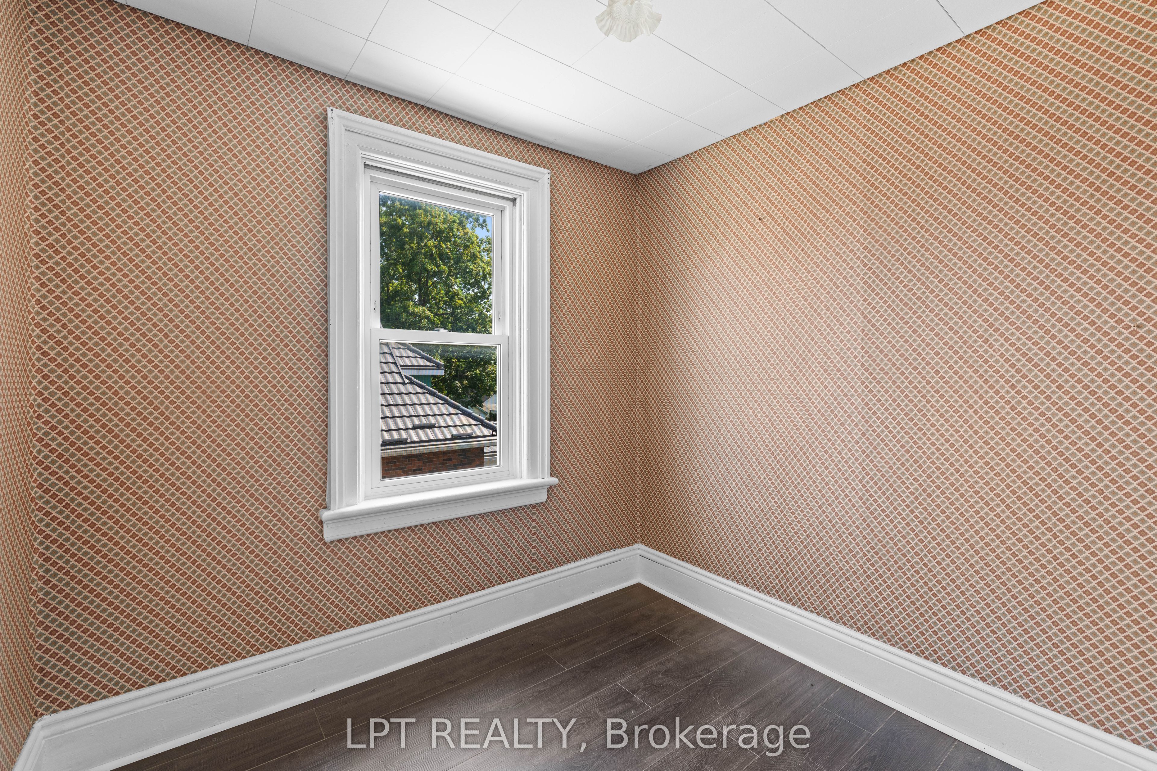 52 Parkside Drive E Property Photo 32