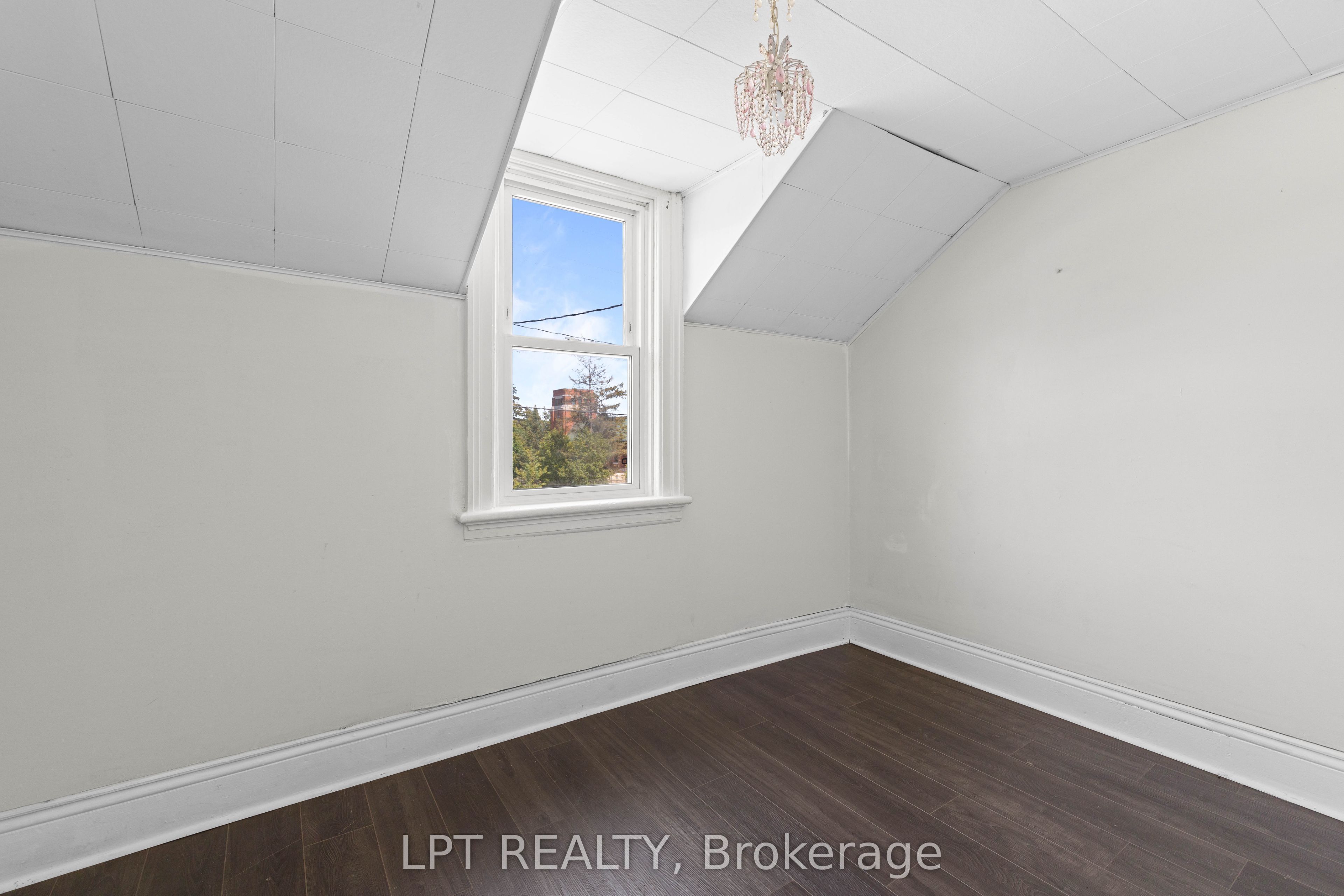 52 Parkside Drive E Property Photo 34