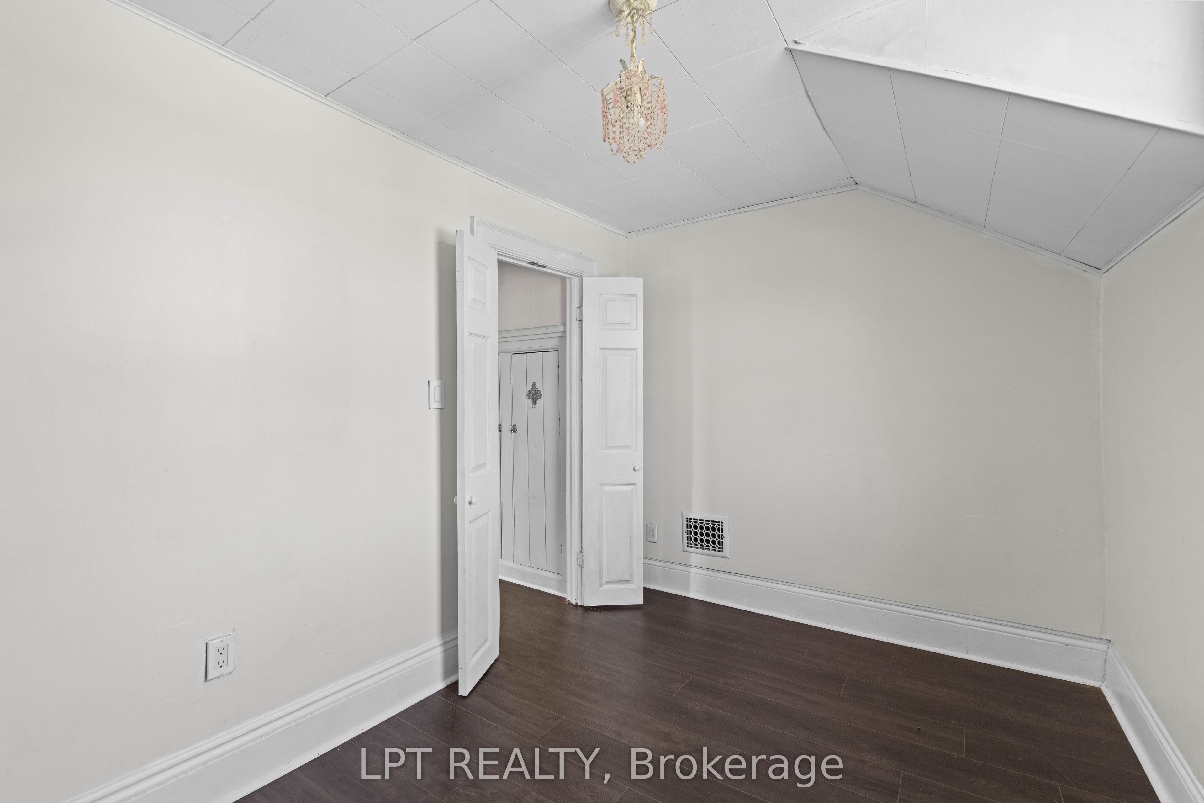 52 Parkside Drive E Property Photo 35