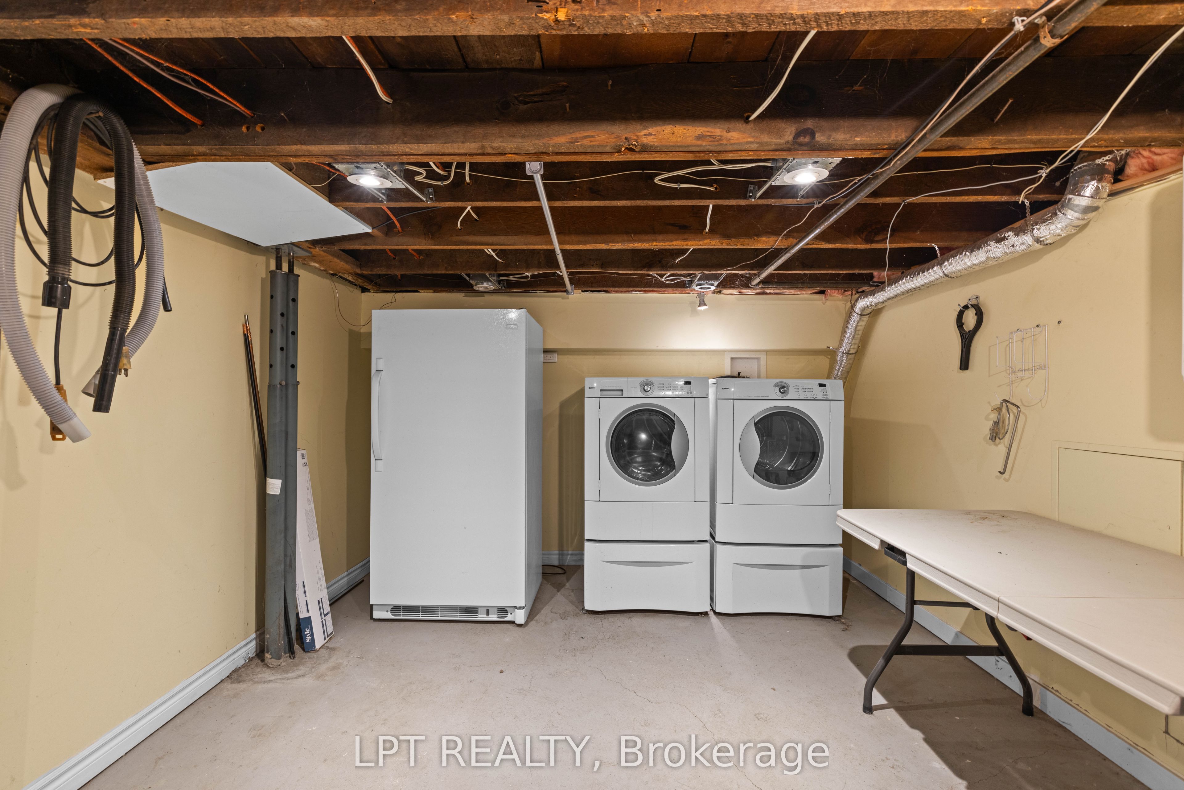 52 Parkside Drive E Property Photo 39
