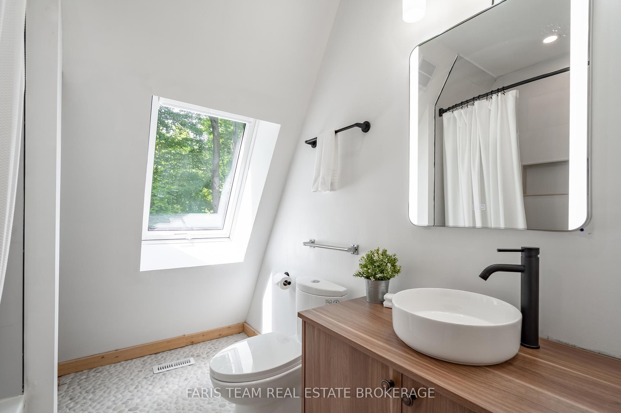 1490 Champlain Road Property Photo 22