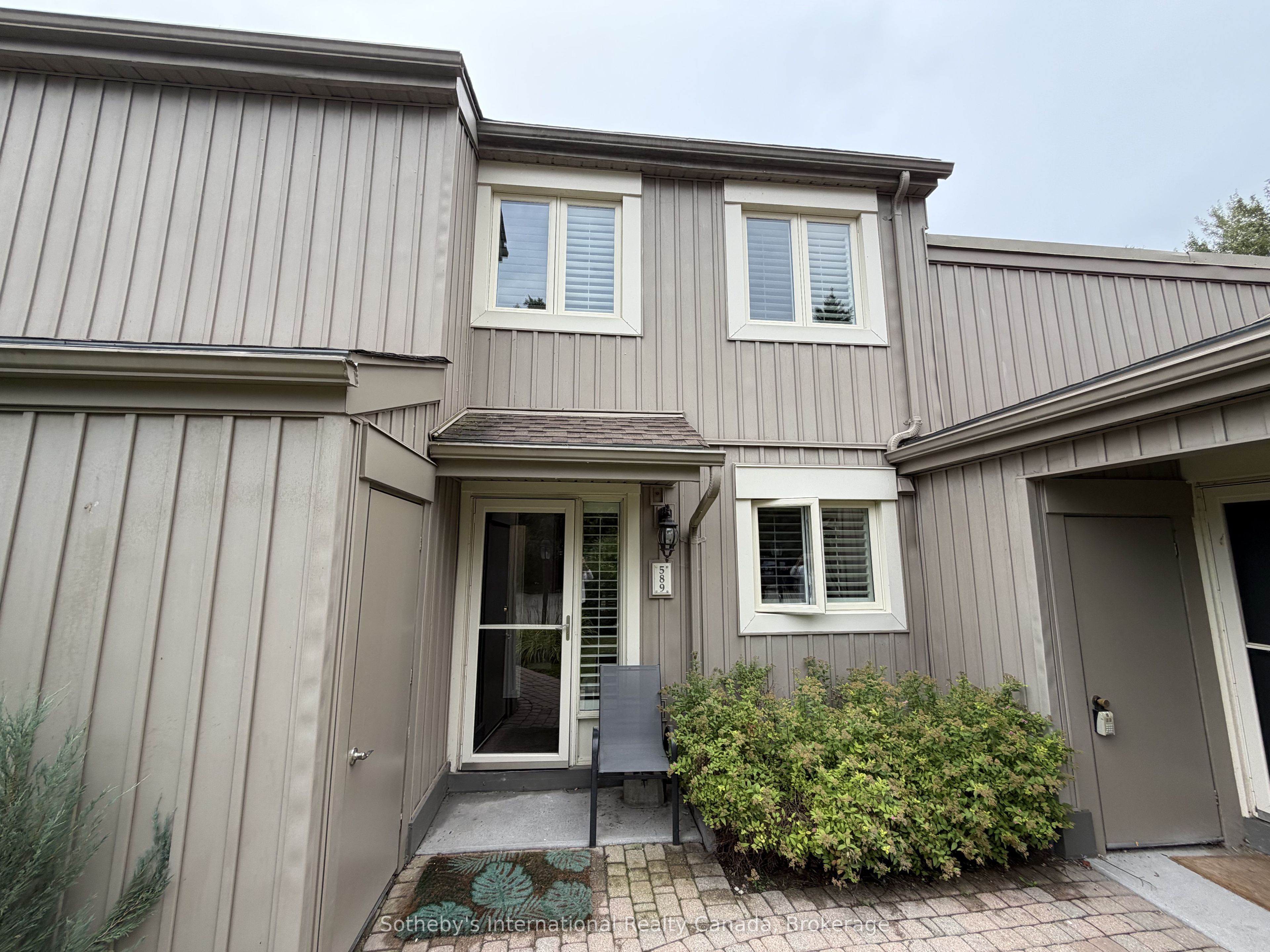 589 Oxbow Crescent Property Photo 2